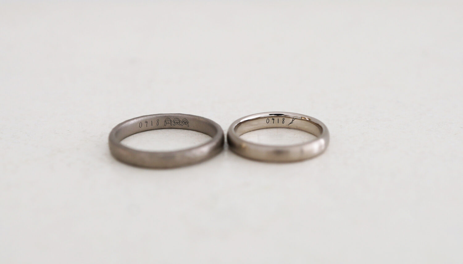 京都三条・大阪心斎橋のアトリエタマリ"atelier tamari"の結婚指輪の内側に、オリジナルのイラスト刻印。レーザー刻印で入籍日の日付と猿と植物のイラストを入れた制作事例