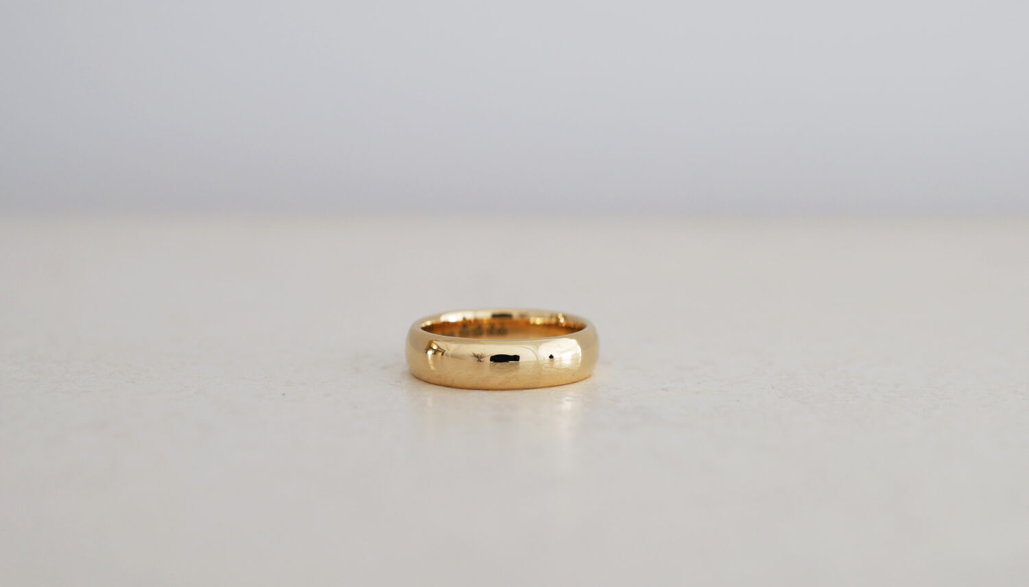 京都・大阪心斎橋のオーダーメイドリングのアトリエ"atelier tamari"おしゃれな結婚指輪のデザイン「ラウンド」鏡面仕上げ。特注で幅広の5mmで制作。