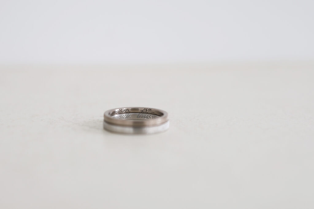 レーザー刻印で指紋を刻印する。結婚指輪への指紋刻印の写真