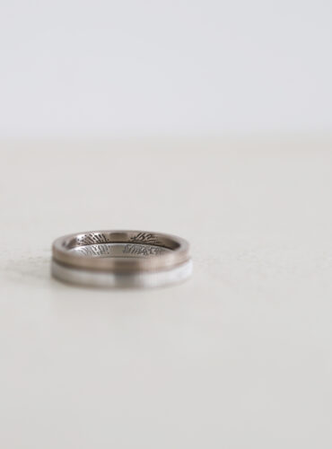 レーザー刻印で指紋を刻印する。結婚指輪への指紋刻印の写真