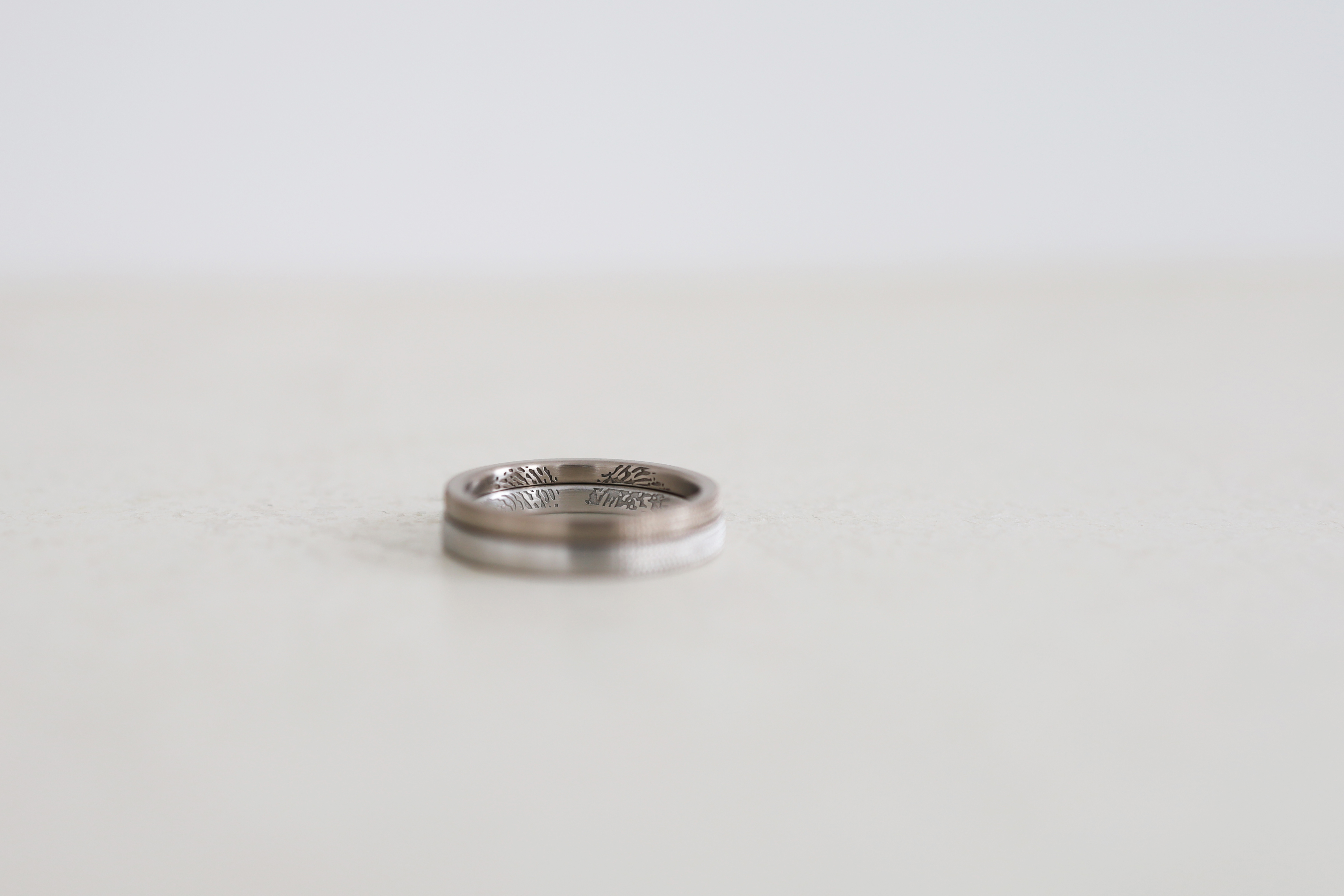 レーザー刻印で指紋を刻印する。結婚指輪への指紋刻印の写真