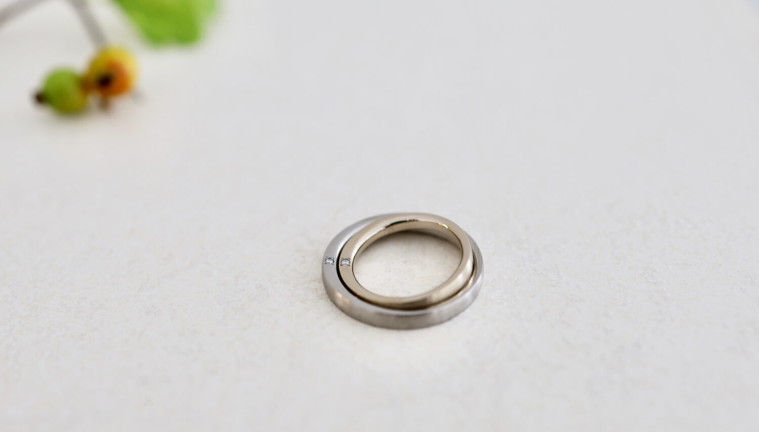 京都・大阪心斎橋のオーダーメイドリングのアトリエatelier tamari、シンプルでお洒落な結婚指輪のデザインに、側面にお揃いのクリアダイヤモンドを並行留め。重ねたときに2本のリングの石が寄り添う結婚指輪です。