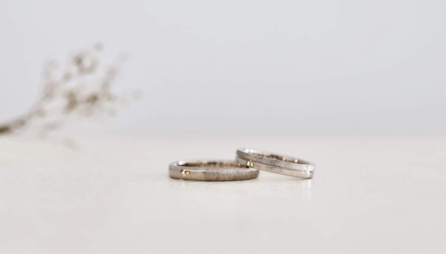 フラットベースのリングを上下に分け上半分にレザー加工を入れたK18ホワイトのリング/ATELIERTAMARI（アトリエタマリ）大阪心斎橋・京都のオーダーメイドリング