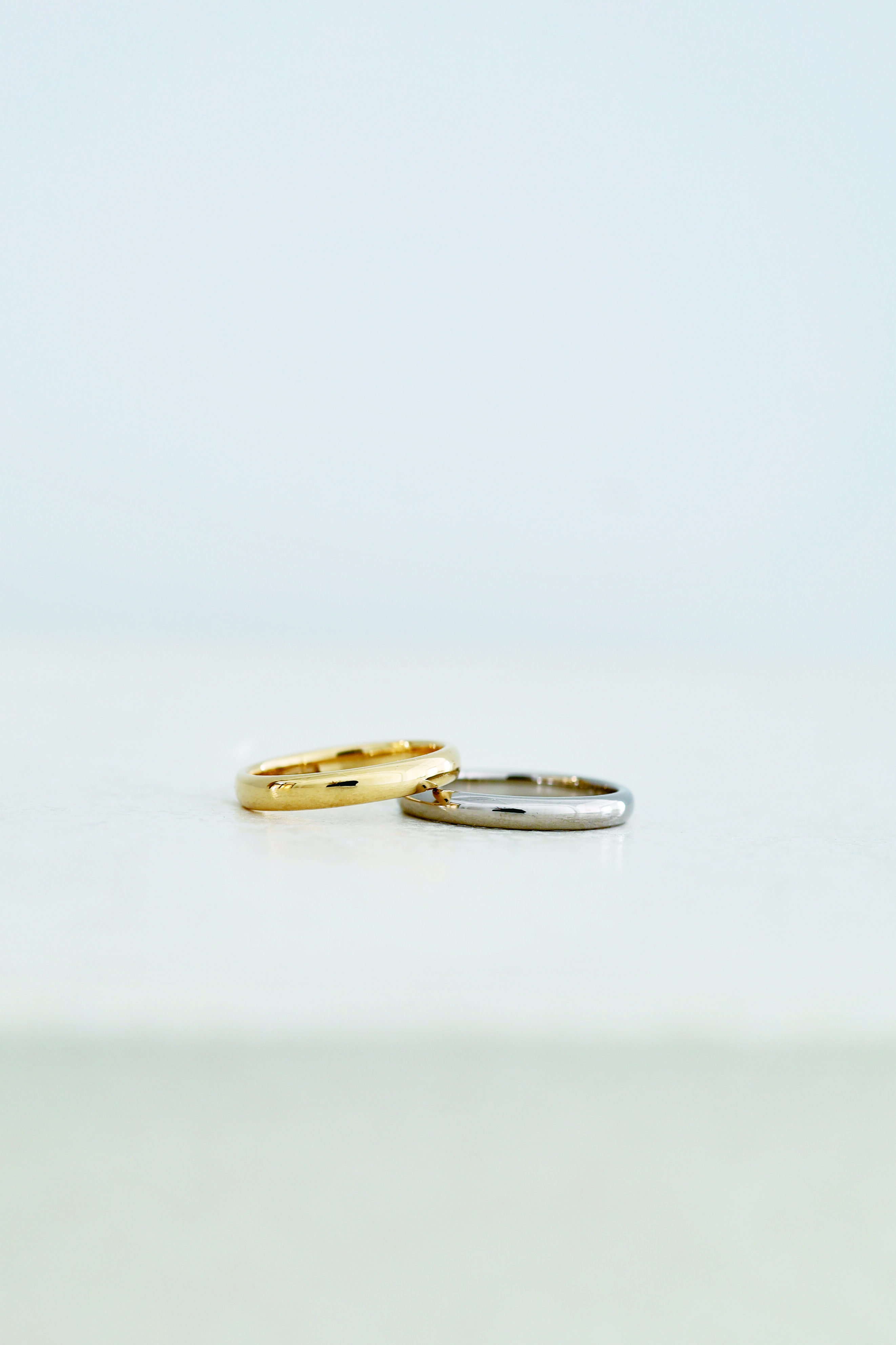 セレクトオーダーのシンプルな結婚指輪デザイン。「オーバル」と「ラウンド」鏡面仕上げ