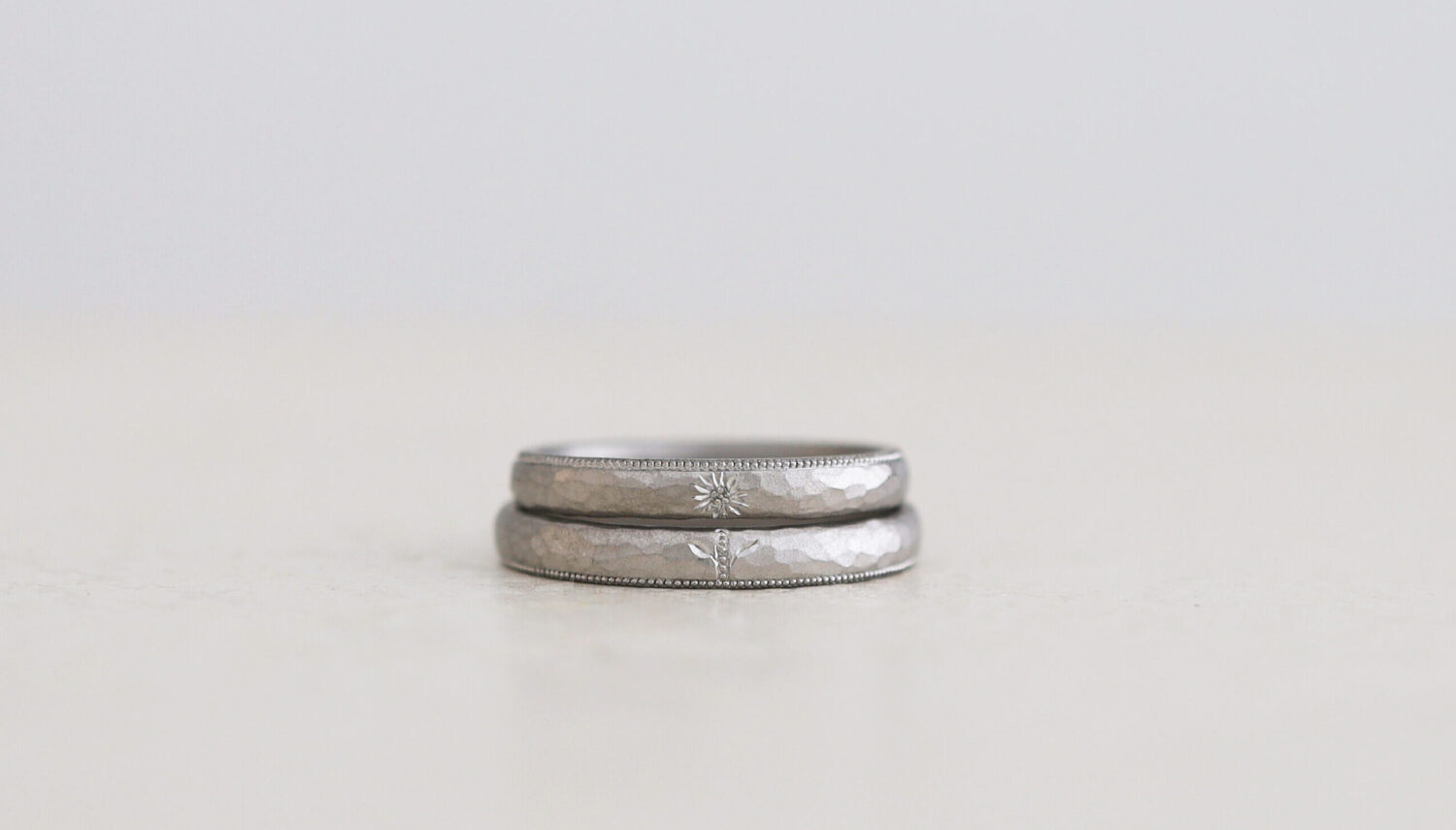 ハンマー打ちに片側にミルグレインを入れた結婚指輪。マット仕上げ/ひまわりの彫り模様　/ateliertamari（アトリエタマリ）大阪心斎橋・京都のオーダーメイドリング