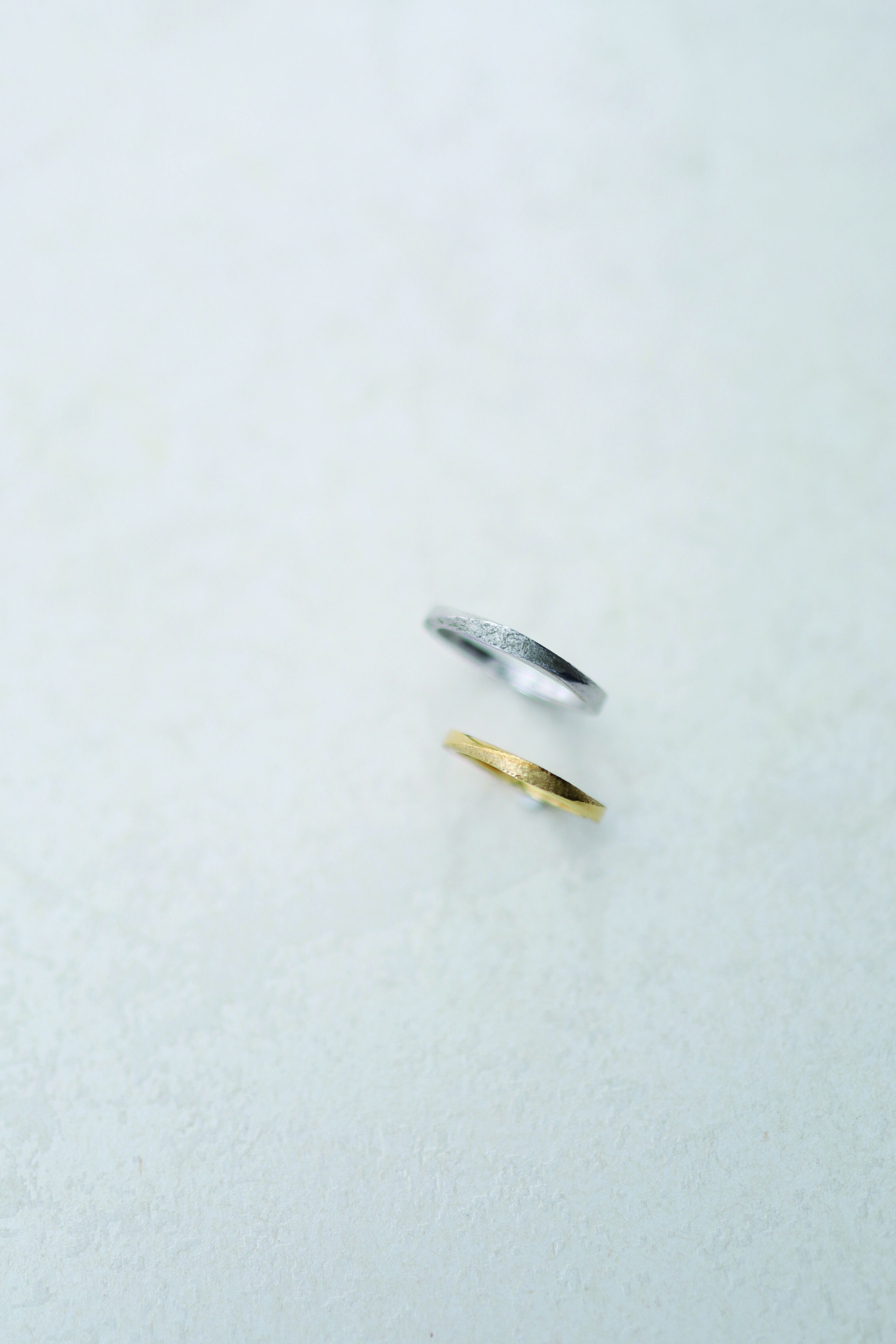 ツイストした結婚指輪ひねりのデザイン