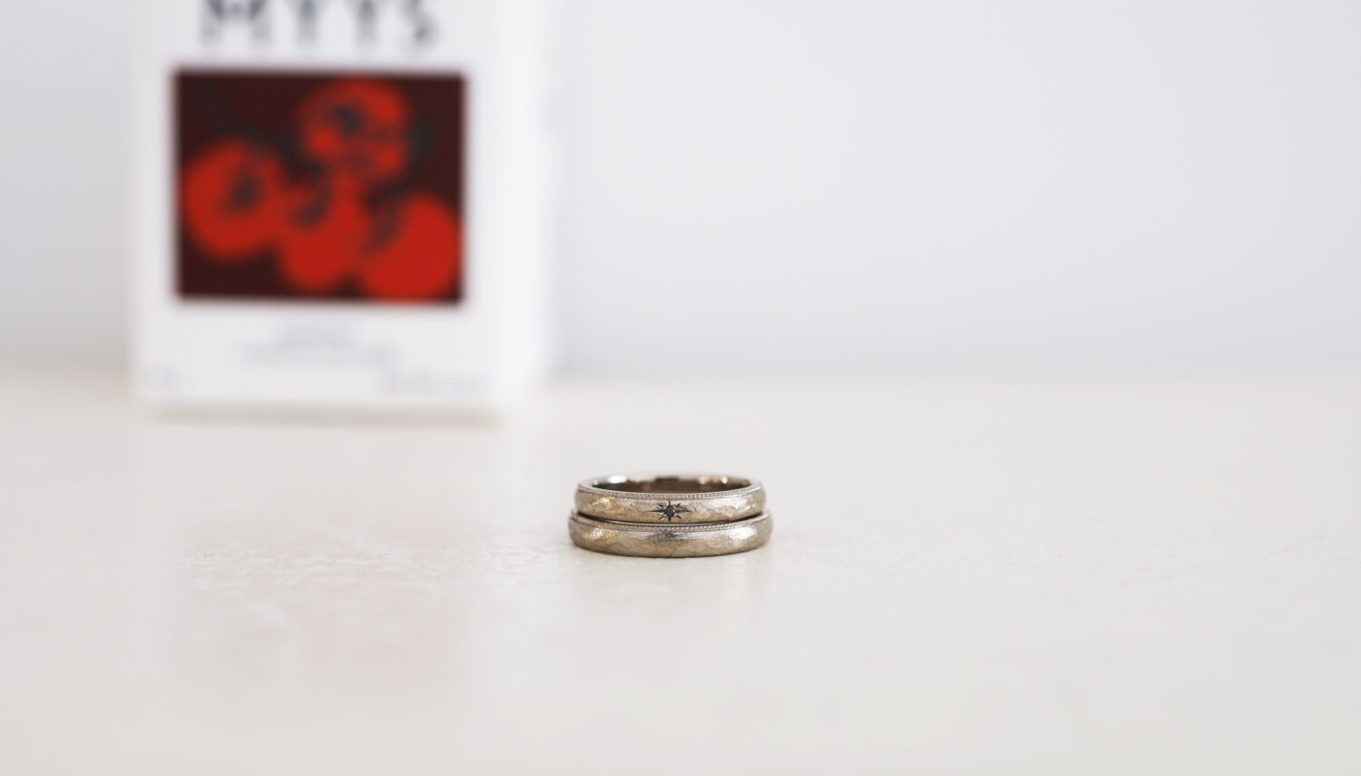 ブラックダイヤを星留めで留め、ミルグレインを片側に入れたアンティークな風合いの結婚指輪｜atelier tamari