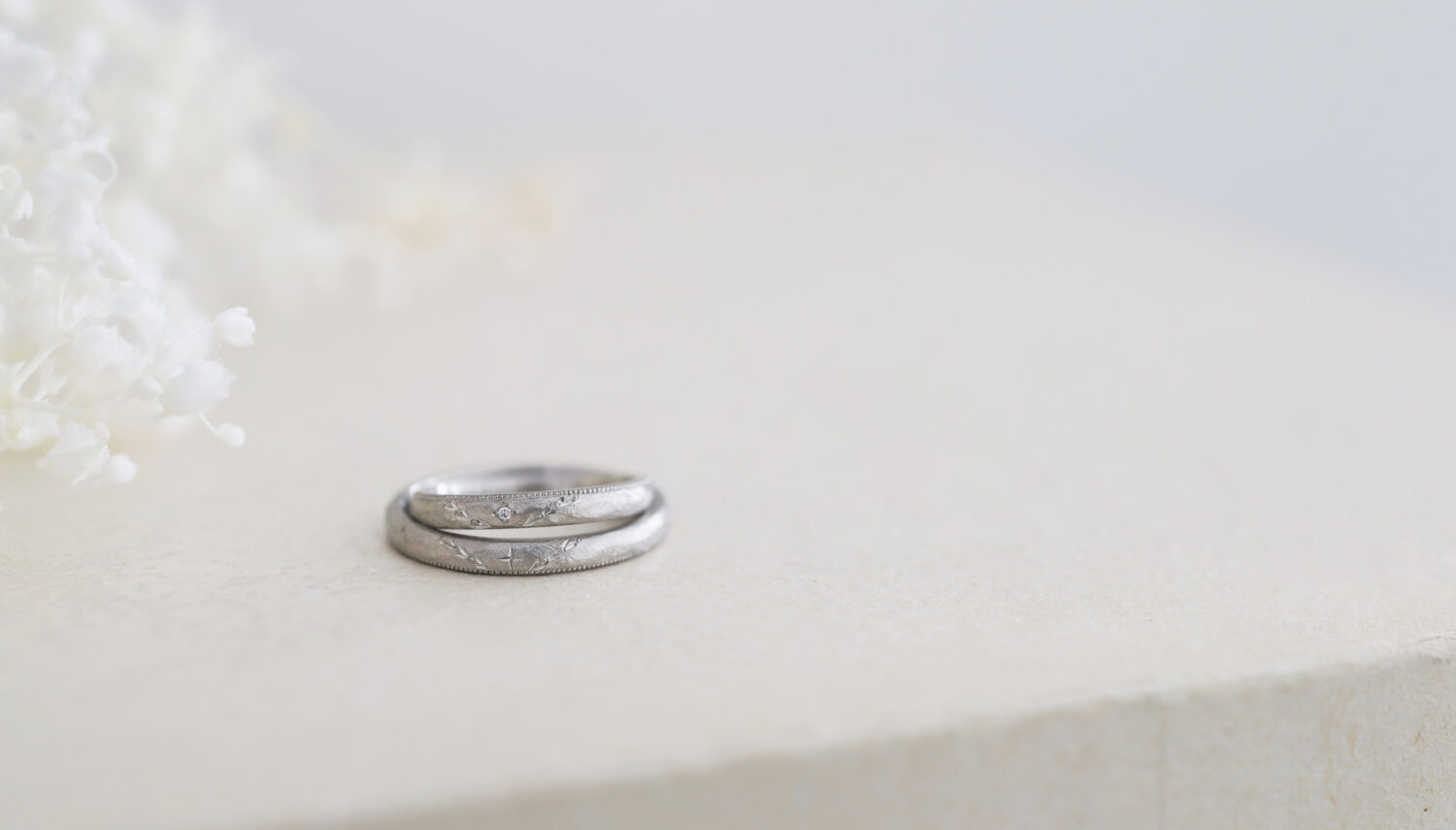 京都・大阪心斎橋のオーダーメイドリングのアトリエ"atelier tamari"おしゃれな結婚指輪のデザイン「アンティーク」にダイヤモンド十字留めと、十字彫り。そこにオリジナルの広がるようなオリーブの彫りを入れたプラチナの制作事例。人と被らないオリジナルの彫りの結婚指輪　