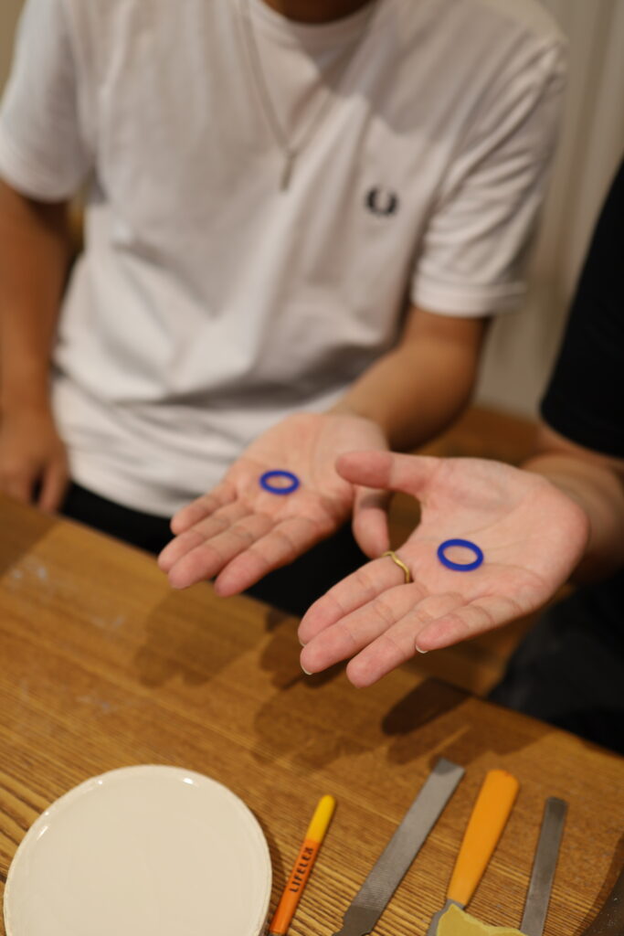 結婚指輪を手作りするアトリエ「アトリエタマリ」ワークショップの様子。完成したリング