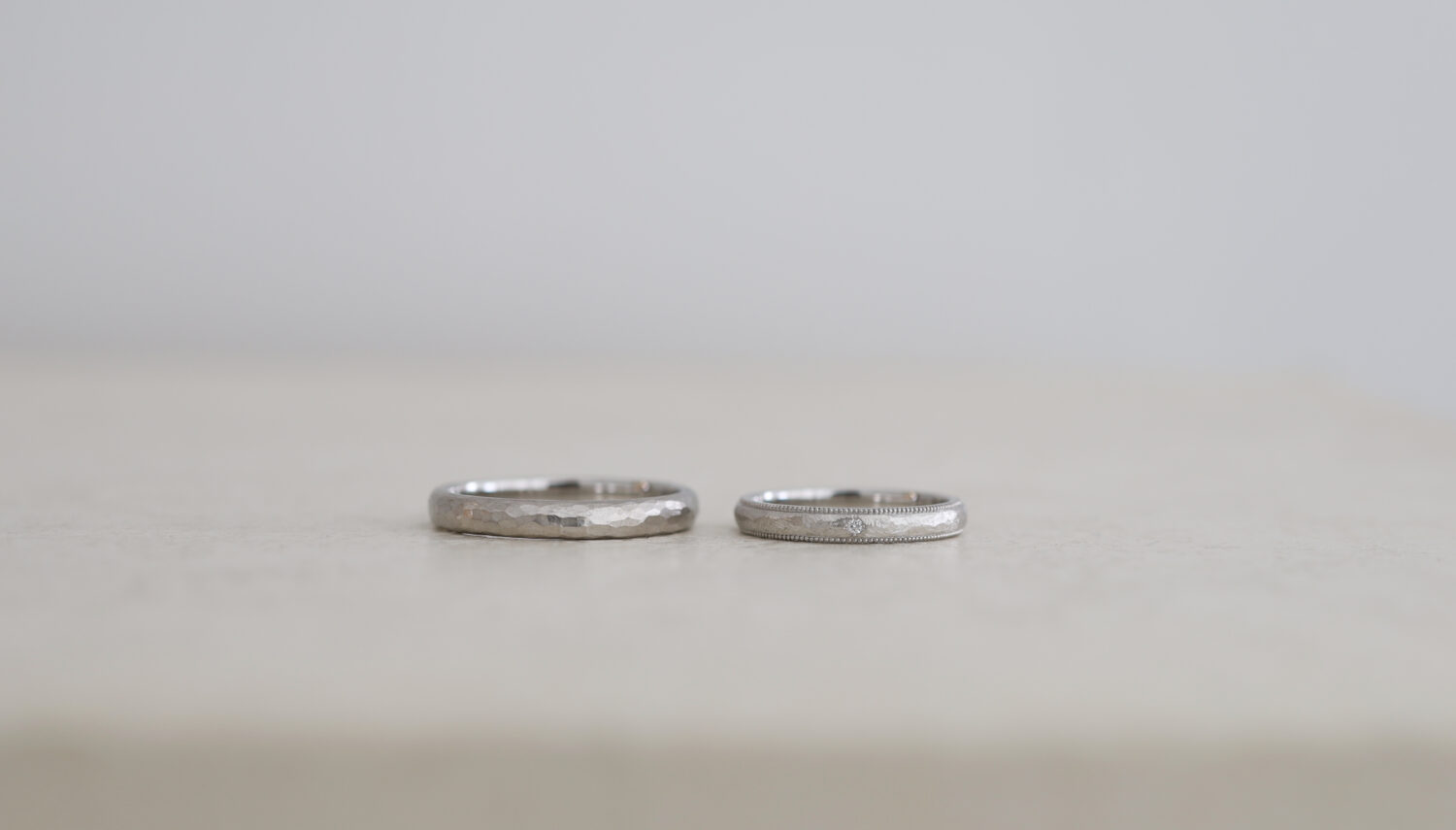 大阪心斎橋・京都のオーダーメード結婚指輪アトリエタマリのデザイン「アンティーク」と「ハンマー」のプラチナで揃えたデザイン　アンティークのリングにはミルグレインのあるデザイン　職人手作りの結婚指輪