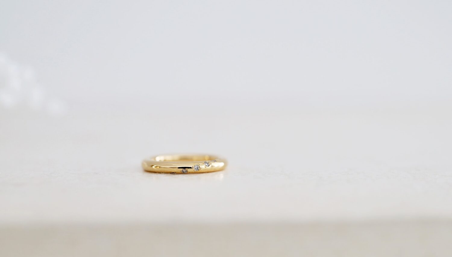 京都・大阪心斎橋にある、指輪のアトリエ アトリエタマリのマリッジリング(オーダーメイドリング)です。K20イエローゴールドの珍しい地金を使い、ブラウンダイヤを7ピースセッティングしたデザイン「ドーナツ」