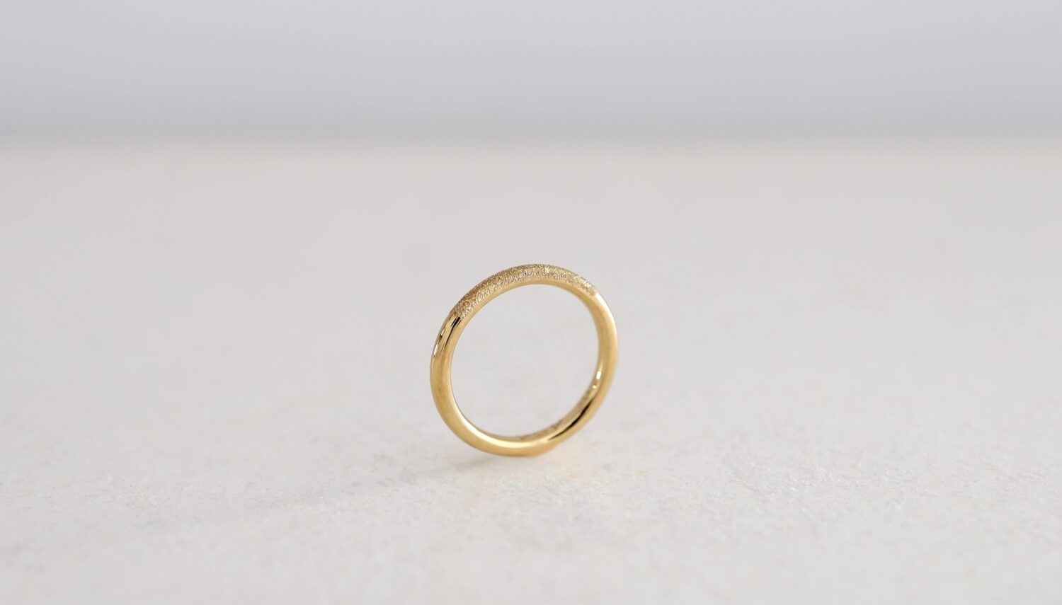 大阪京都のマリッジリングのオーダーメイドアトリエ「アトリエタマリ」のデザイン　ドーナツにダイヤモンドダスト加工を入れた制作事例