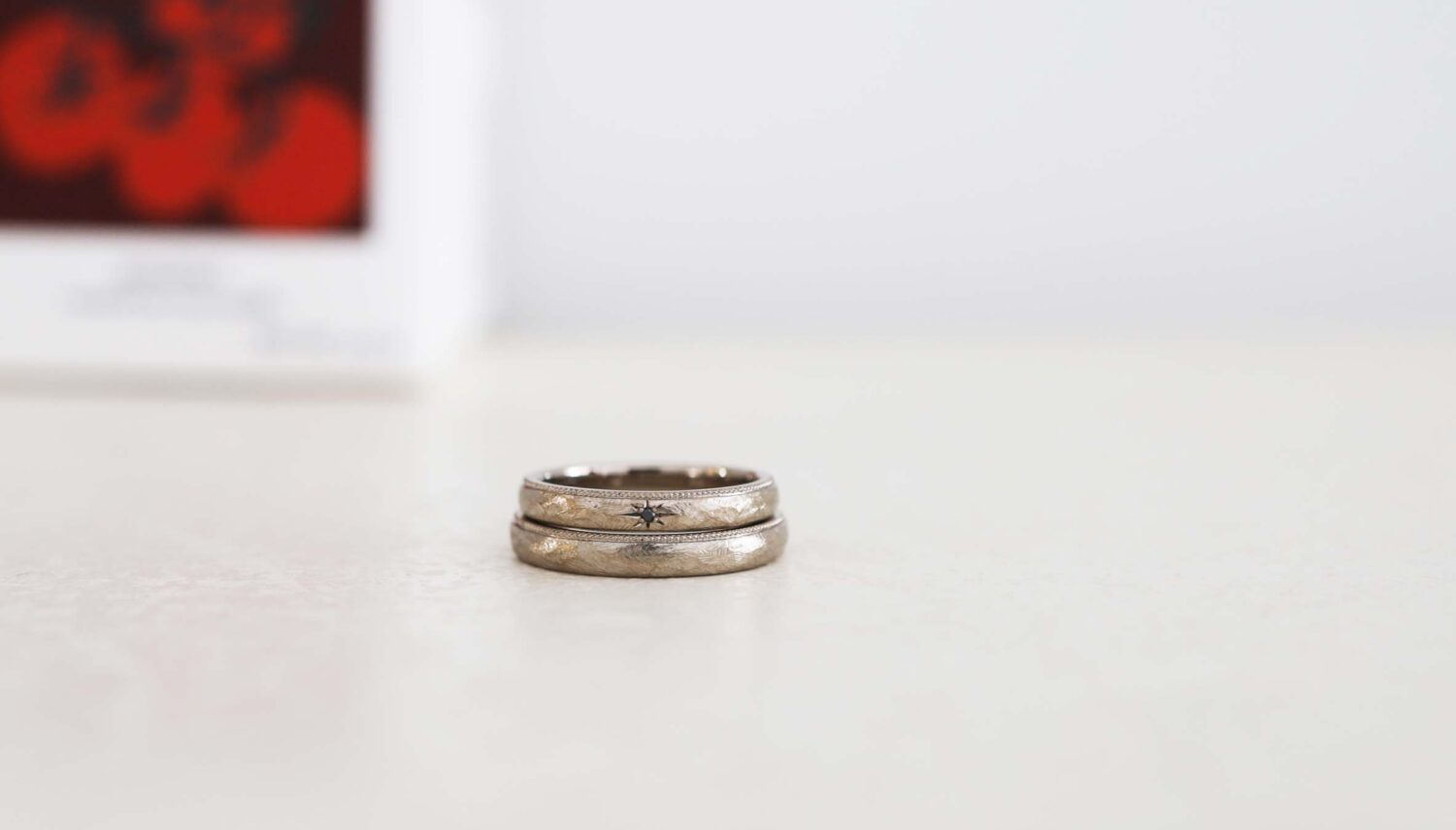 ブラックダイヤ　星留めのマリッジリング　ミルグレインを片側に入れたアンティークな風合い｜atelier tamari 京都　大阪の結婚指輪アトリエ