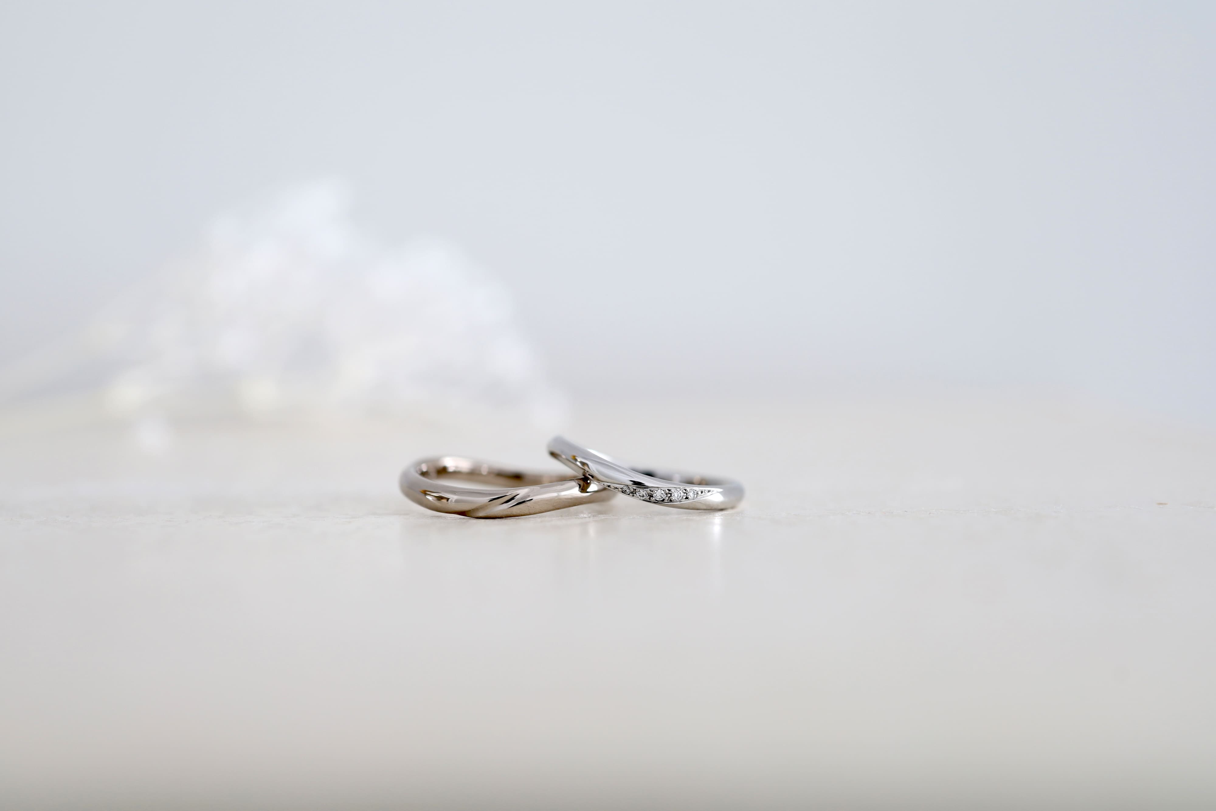 アトリエタマリ結婚指輪ウェーブ　指が綺麗に見えるシルエットの結婚指輪　ホワイトゴールドとプラチナにダイヤモンド