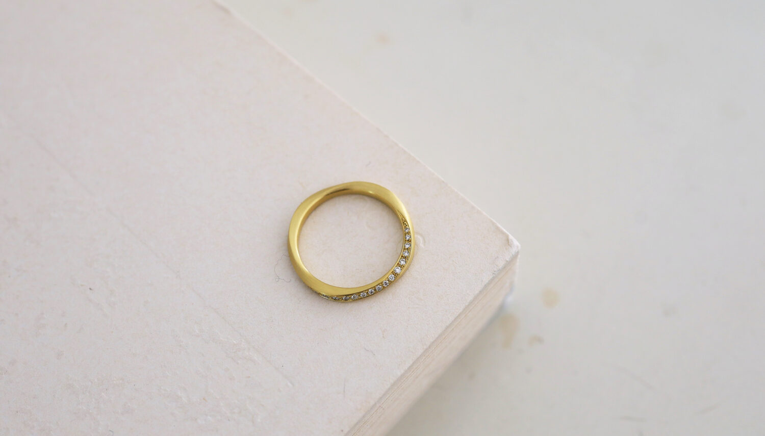 アトリエタマリのおしゃれなエタニティリング「ツイストエタニティリング」。婚約指輪や結婚指輪どちらにも兼用で使えます。K18ライムゴールド