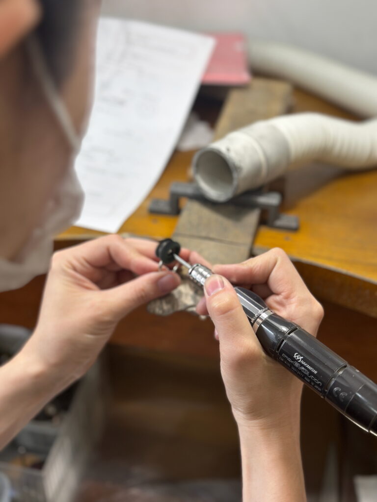 結婚指輪を磨く