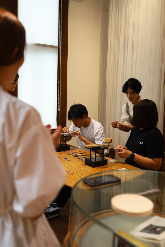 結婚指輪を手作りするアトリエ「アトリエタマリ」ワークショップの様子。デザイナーが丁寧に教える