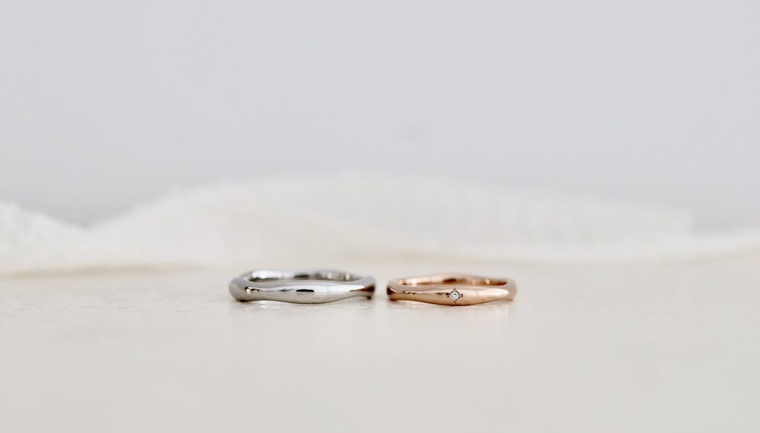 リズムの鏡面加工のリングに、レディースリングにはクリアダイヤを入れたK18ピンクとプラチナの結婚指輪/ATELIERTAMARI（アトリエタマリ）大阪心斎橋・京都のオーダーメイドリング