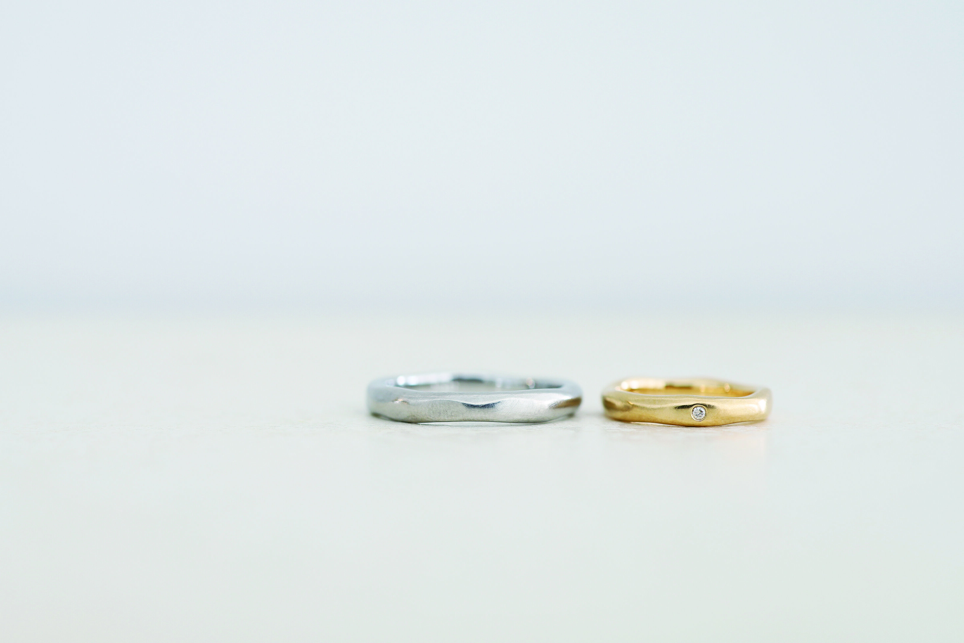 手作りらしい雰囲気の結婚指輪。たたいたような柔らかな風合いのマリッジリング/京都・大阪オーダーメイドatelier tamari