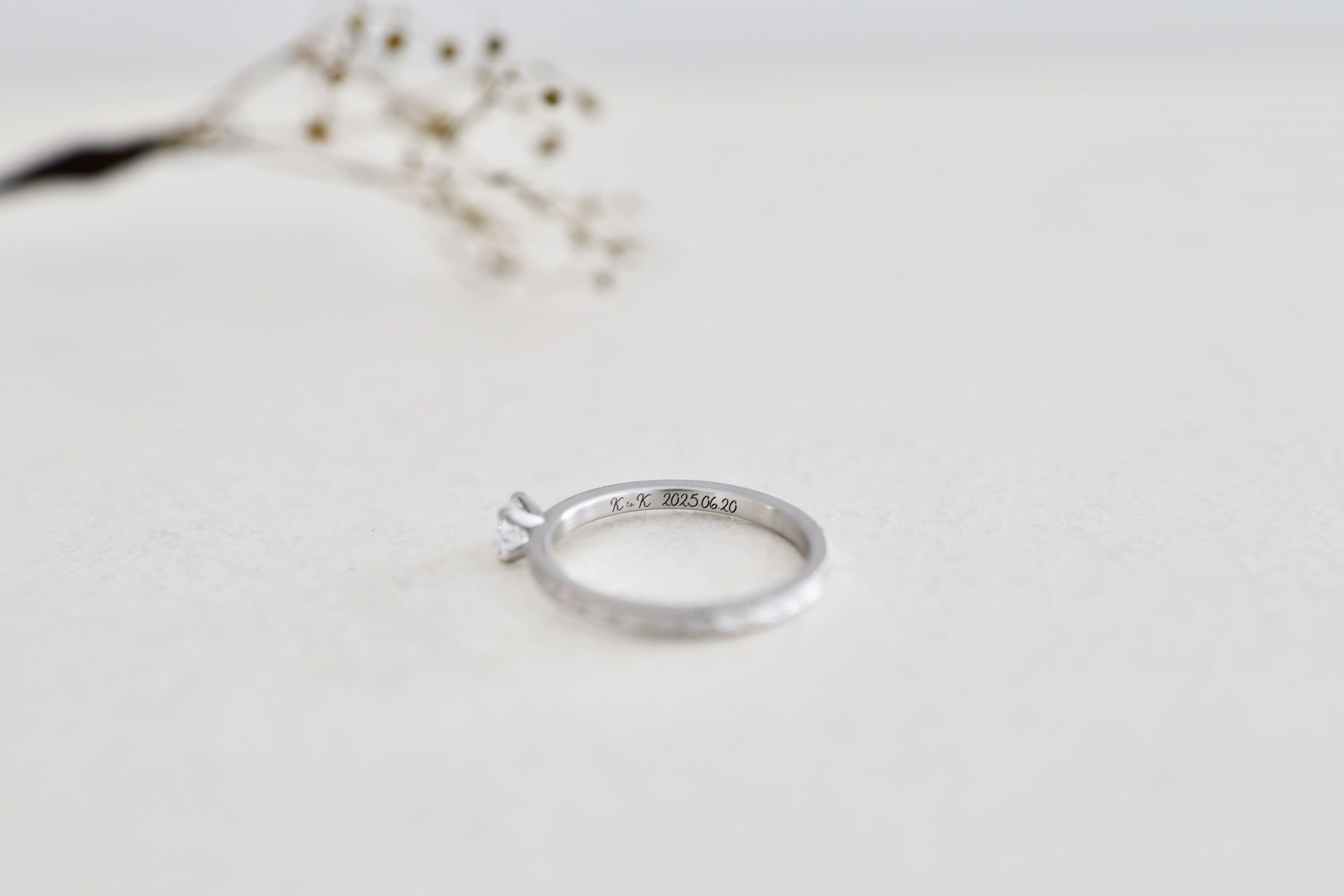 アトリエタマリのエンゲージリングに刻印を入れました。おしゃれなフォントのレーザー刻印です。