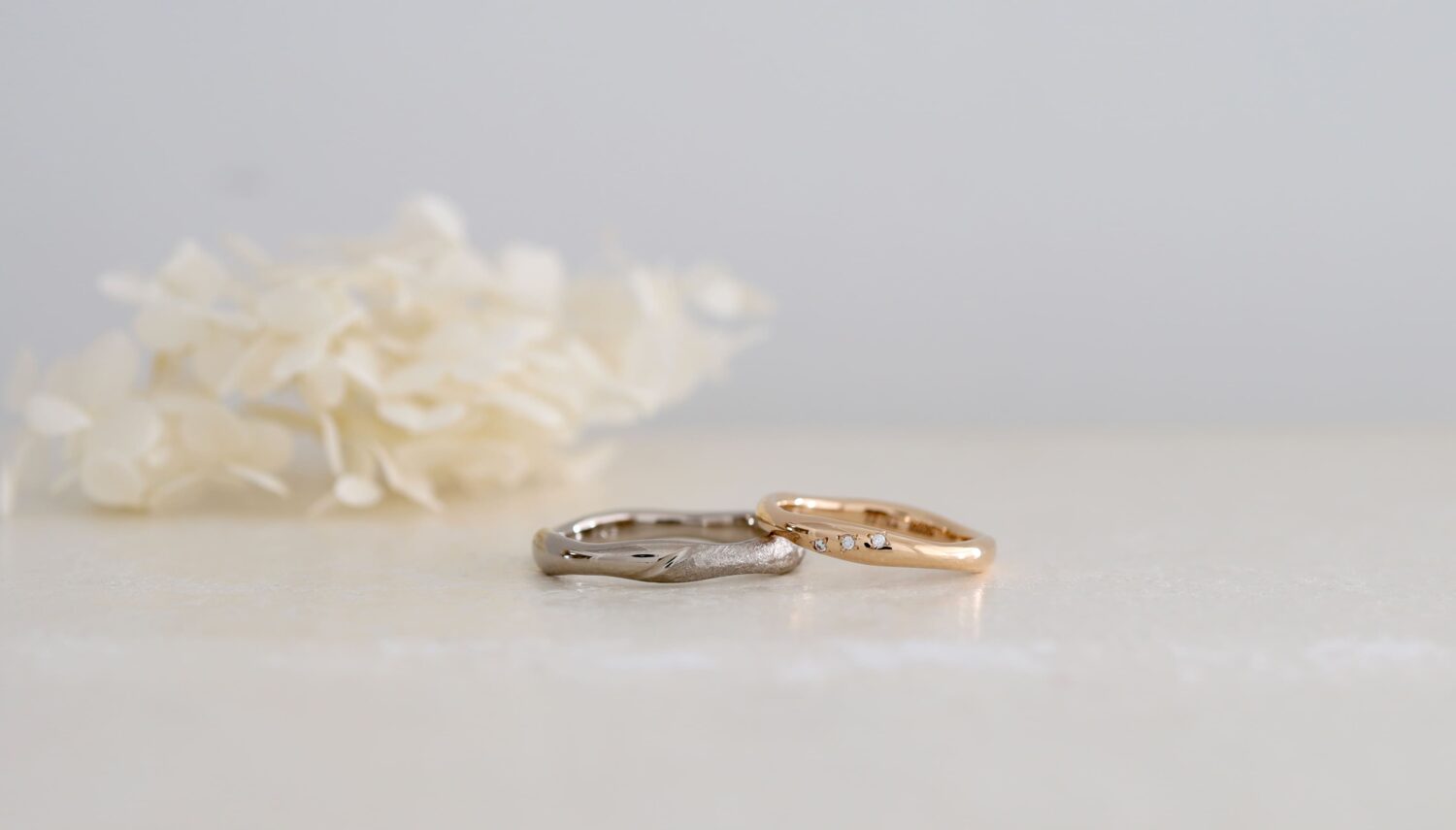 オーダーメイド結婚指輪 リズム 鏡面仕上げとレザー加工アレンジ ひねり彫りとダイヤひねり留め K18ホワイトゴールドとK20オレンジゴールド 手作り ペアマリッジリング 大阪心斎橋・京都アトリエタマリ