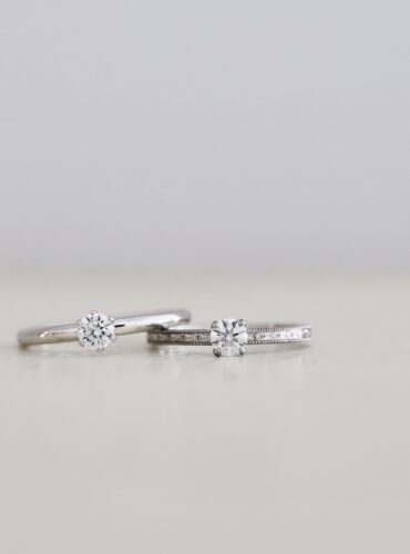 大阪と京都のウェディングリングアトリエ「アトリエタマリ」のプロポーズリングと、制作した本番エンゲージリング。プラチナにミルグレインを入れたアンティークな雰囲気の婚約指輪に生まれ変わりました。