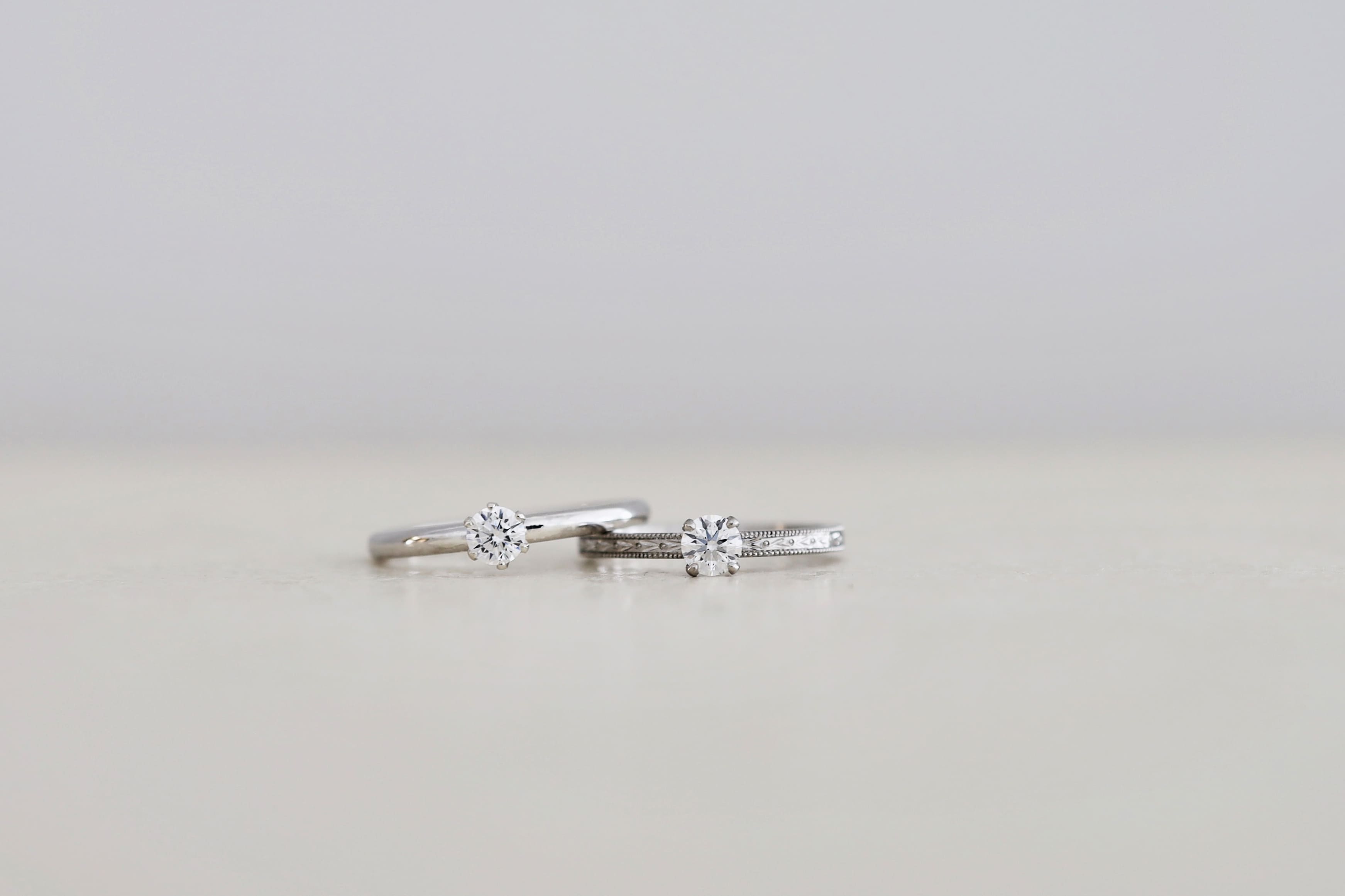 大阪と京都のウェディングリングアトリエ「アトリエタマリ」のプロポーズリングと、制作した本番エンゲージリング。プラチナにミルグレインを入れたアンティークな雰囲気の婚約指輪に生まれ変わりました。