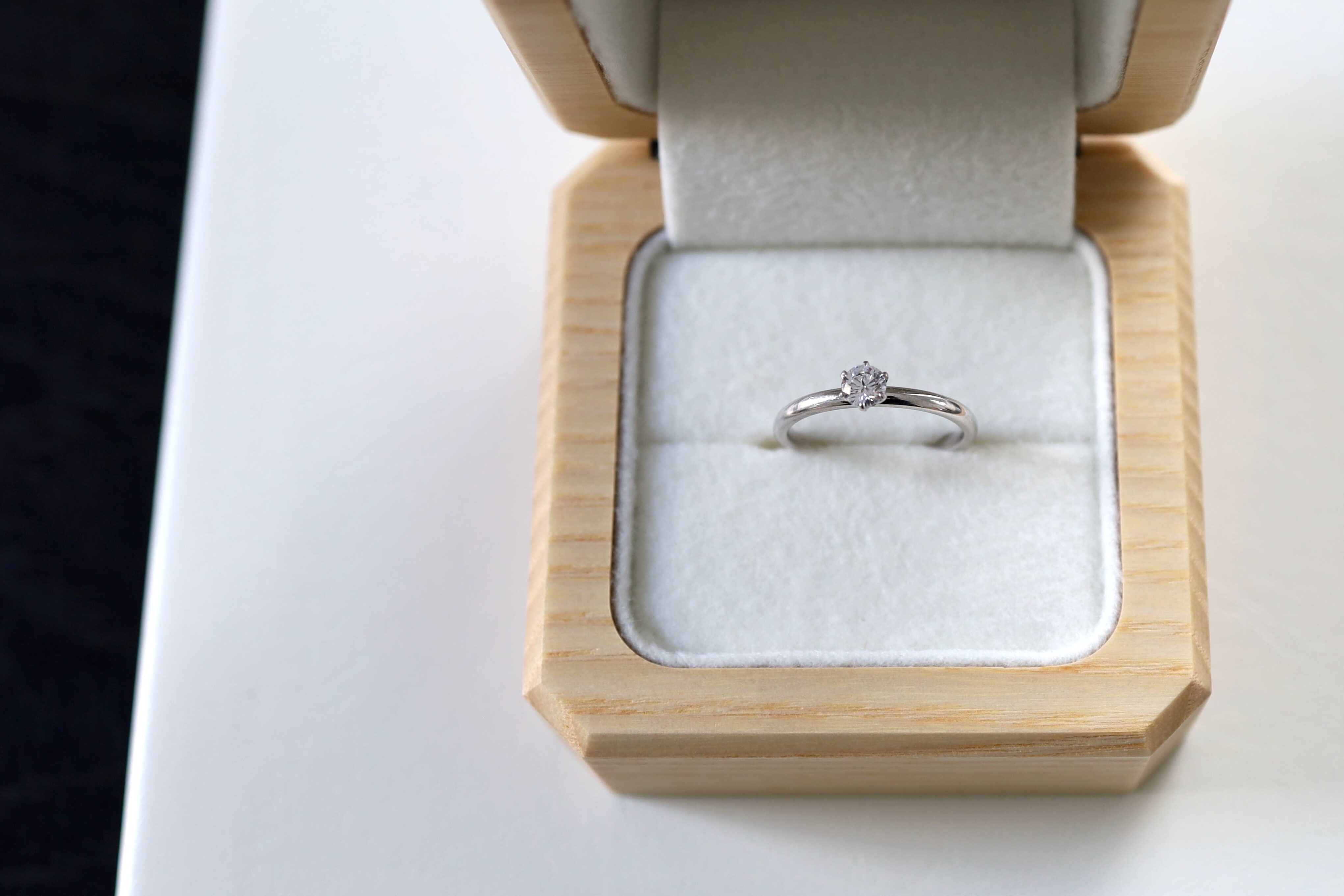 アトリエタマリのプロポーズリング。シンプルなシルバー色のデザインに本物のダイヤモンド。ダイヤモンドプロポーズ