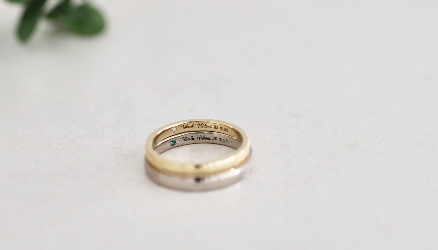 手作りオーダーメイド結婚指輪 ペアマリッジリング K18ホワイトゴールドとK18イエローゴールド 内側レーザー刻印と誕生石ダイヤモンドとエメラルド 大阪心斎橋・京都オーダーメイドリング アトリエタマリ