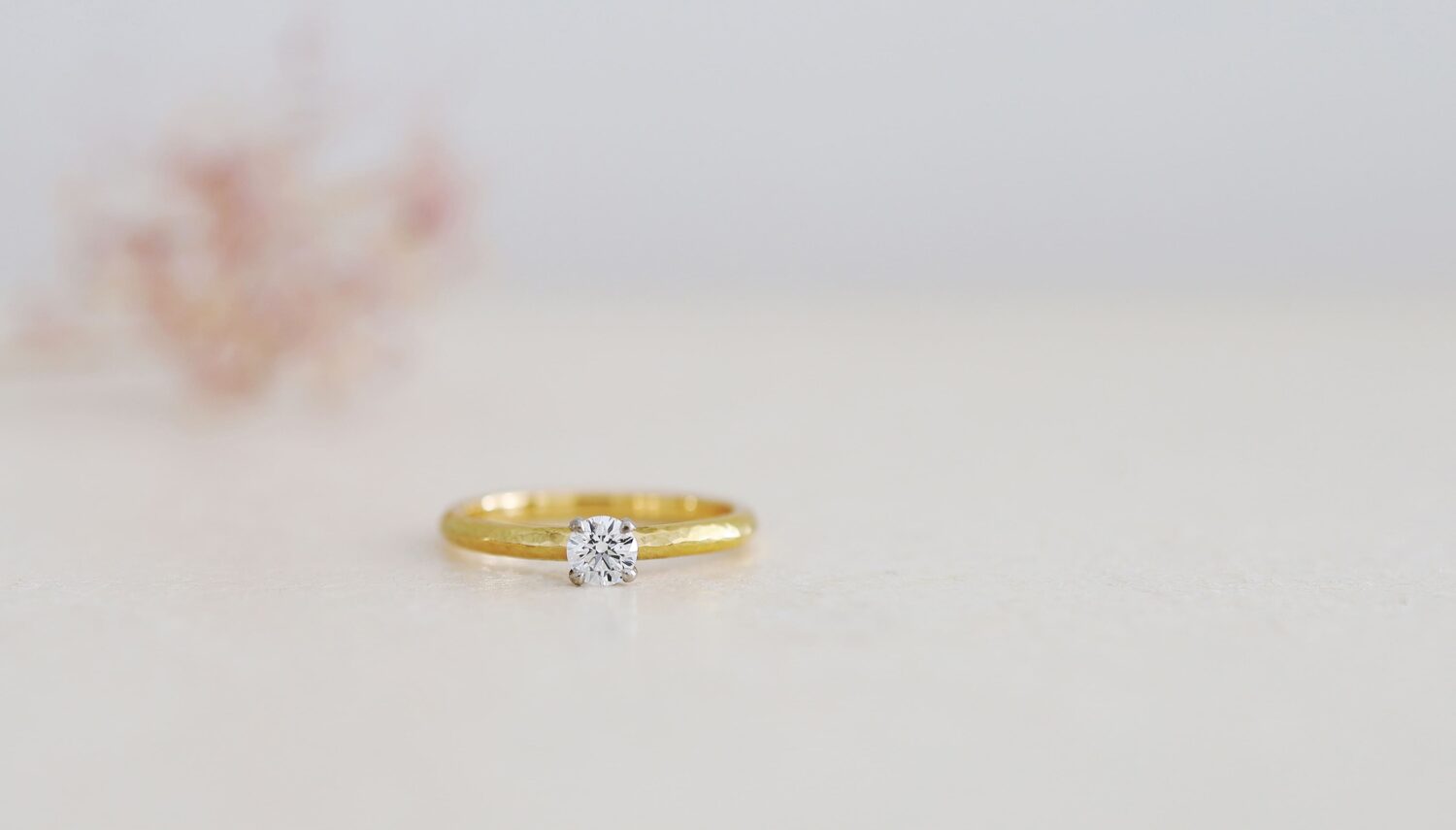 京都・大阪心斎橋にあるオーダーメイドリングアトリエ「アトリエタマリ」デザイン　クラシックエンゲージリング　槌目　ハンマーテクスチャー　K20イエローゴールド