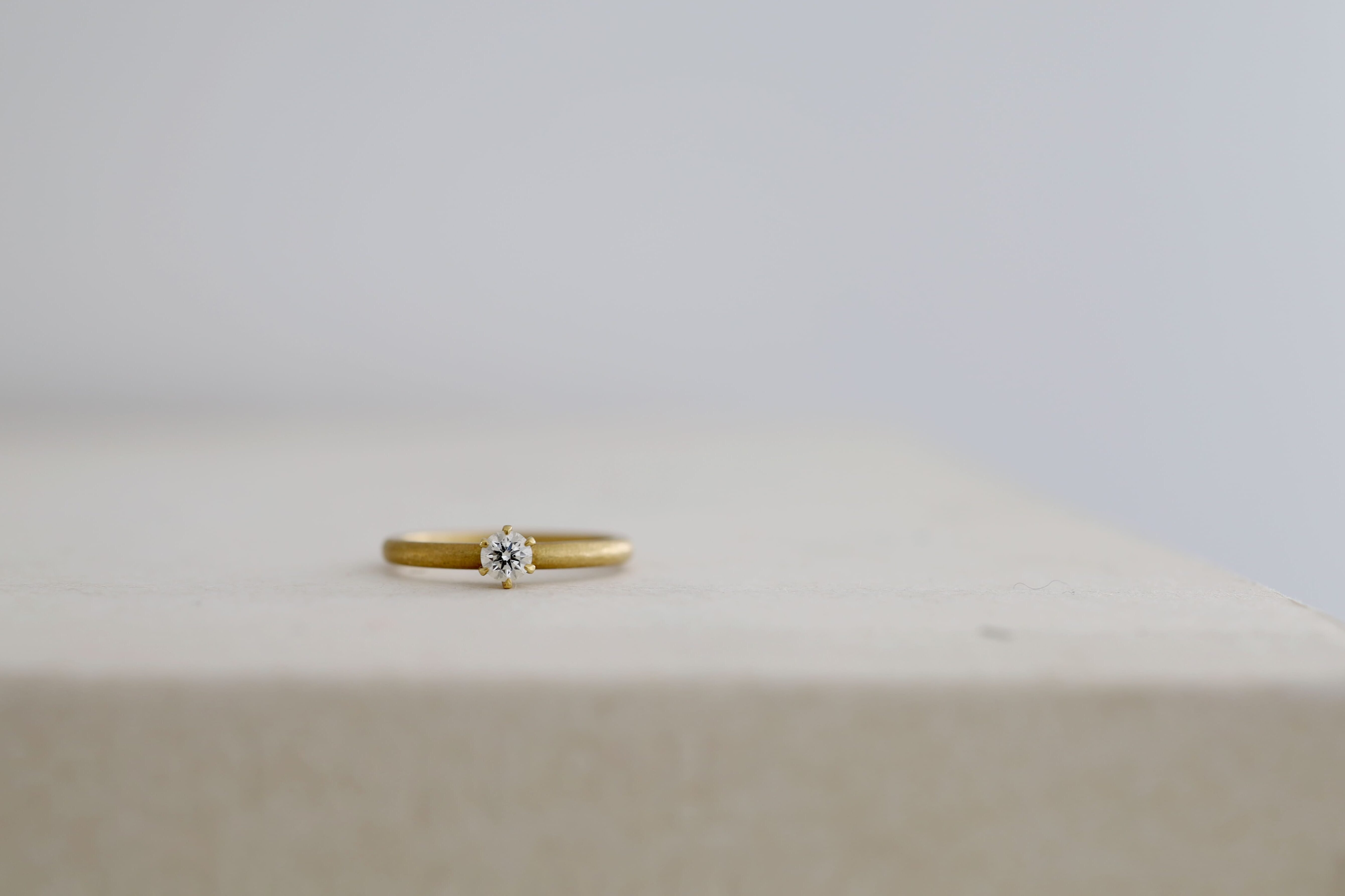 京都・大阪心斎橋 オーダーメイドリングアトリエ アトリエタマリ マット仕上げの婚約指輪 K18イエローゴールド リメイク前の6本爪