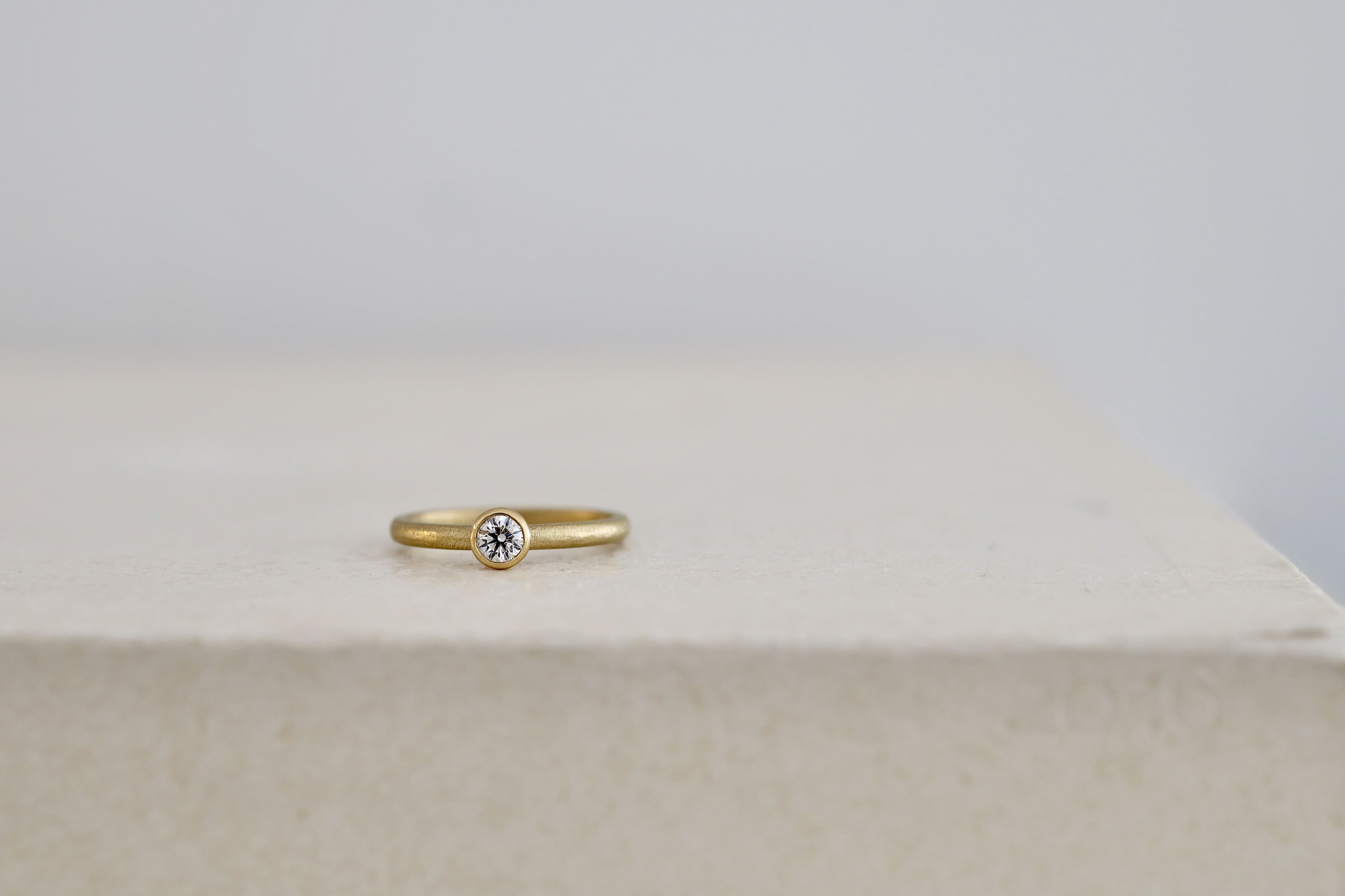 京都・大阪心斎橋 オーダーメイドリングアトリエ アトリエタマリ マット仕上げの婚約指輪 K18イエローゴールド リメイク後のふくりん爪