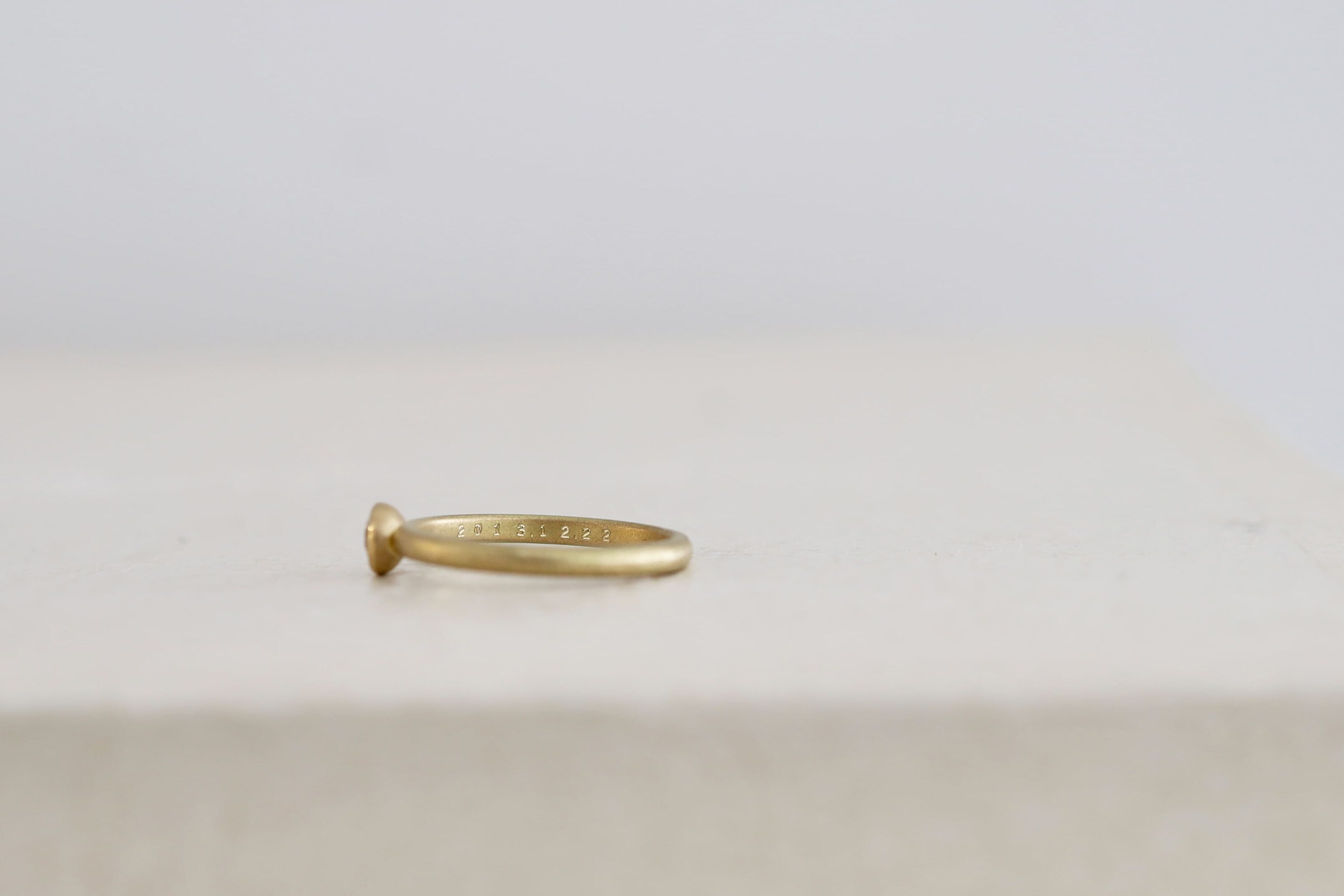 エンゲージリングの内側の刻印を打ち直した後の写真