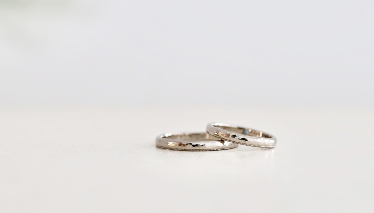 京都・大阪心斎橋にある　アトリエタマリ　オーダーメイドリング　槌目テクスチャー　グリッター　K18ホワイトゴールドにミルグレインをいれた制作事例