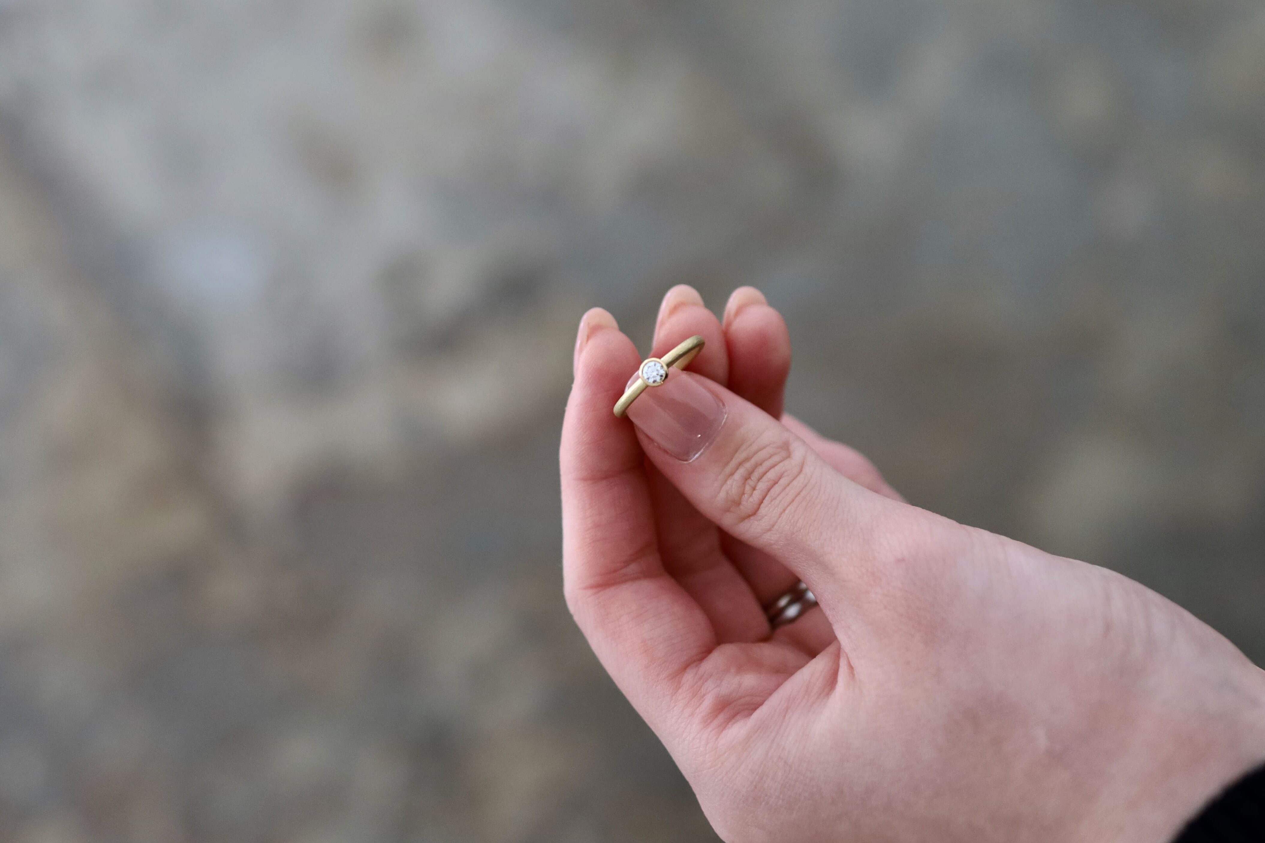 京都・大阪心斎橋 オーダーメイドリングアトリエ アトリエタマリ マット仕上げの婚約指輪 ドロップ K18イエローゴールド