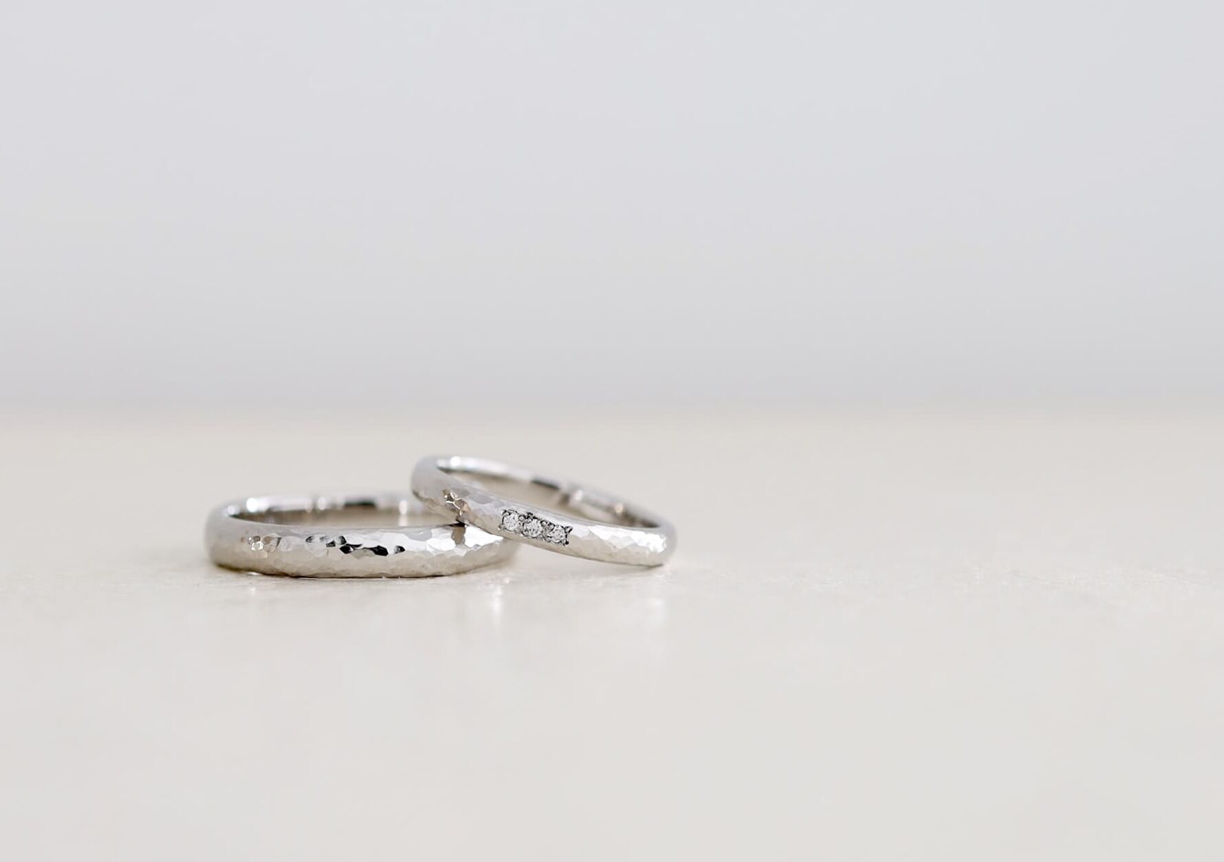 大阪心斎橋・京都オーダーメイドリング アトリエタマリ プラチナの槌目加工グリッター仕上げの結婚指輪 ダイヤつなぎ留め