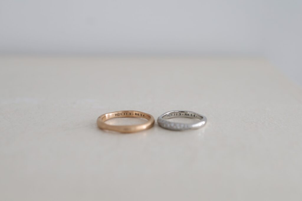 結婚指輪の内側のレーザー刻印の事例。アトリエタマリが制作