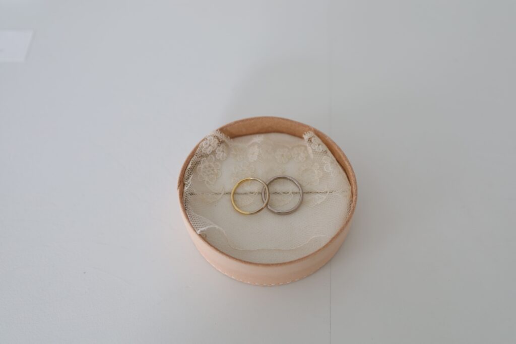 アトリエタマリのリングピローアンティークレースのヌメ革ケース