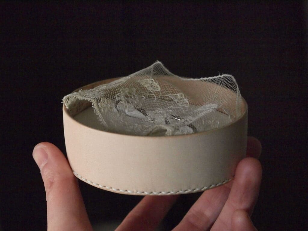 アトリエタマリアンティークレースのリングピロー ヌメ革のリングピロー