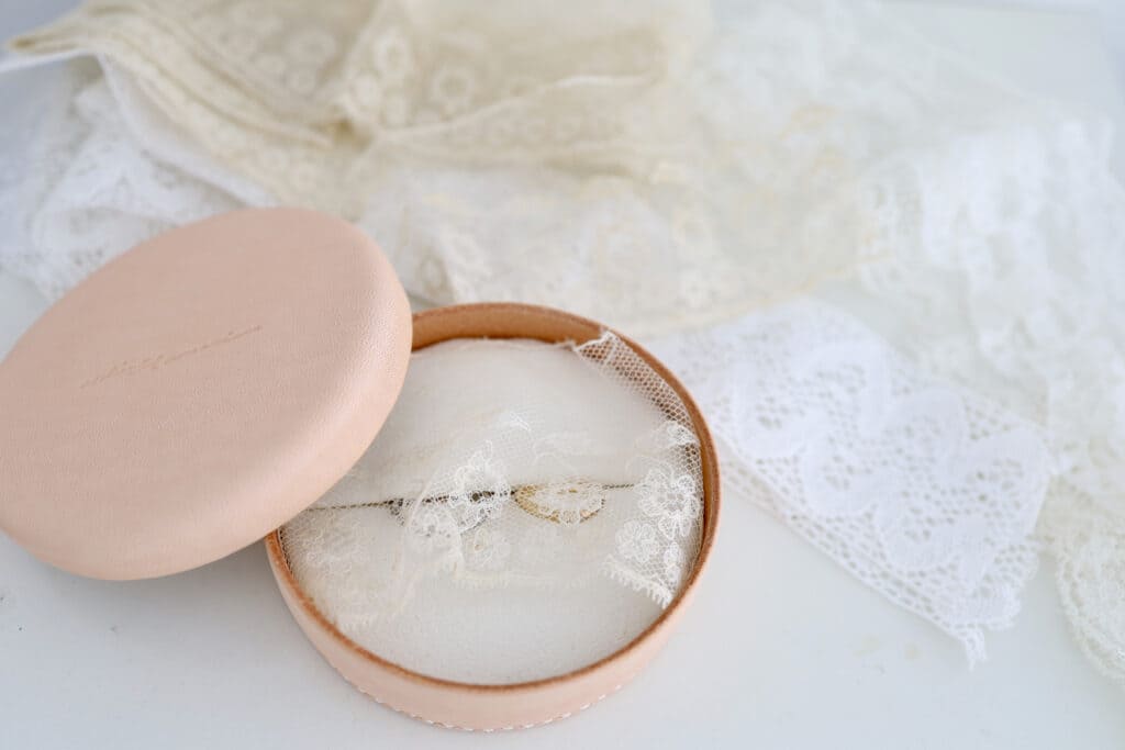 アトリエタマリアンティークレースのリングピロー ヌメ革のリングピロー