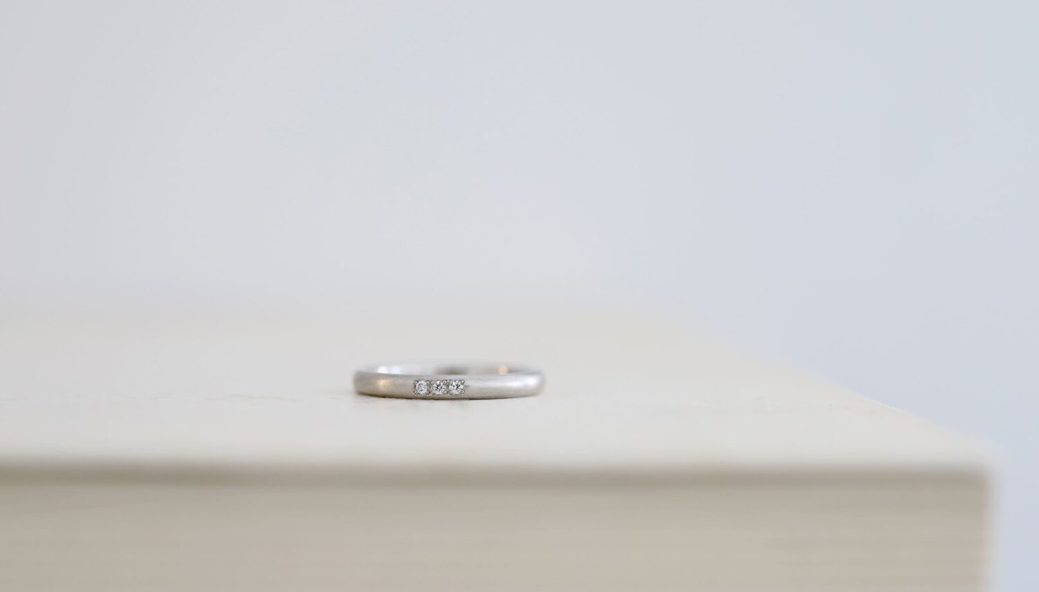 京都と大阪心斎橋のマリッジリング・オーダーリングのアトリエ　アトリエタマリの プラチナリング　ダイヤモンドを３つ並べた制作事例　甲丸