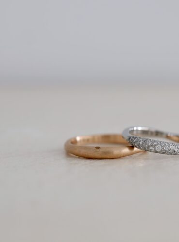 小さいメレダイヤモンドを敷き詰めた結婚指輪のオーダー事例。アトリエタマリが制作