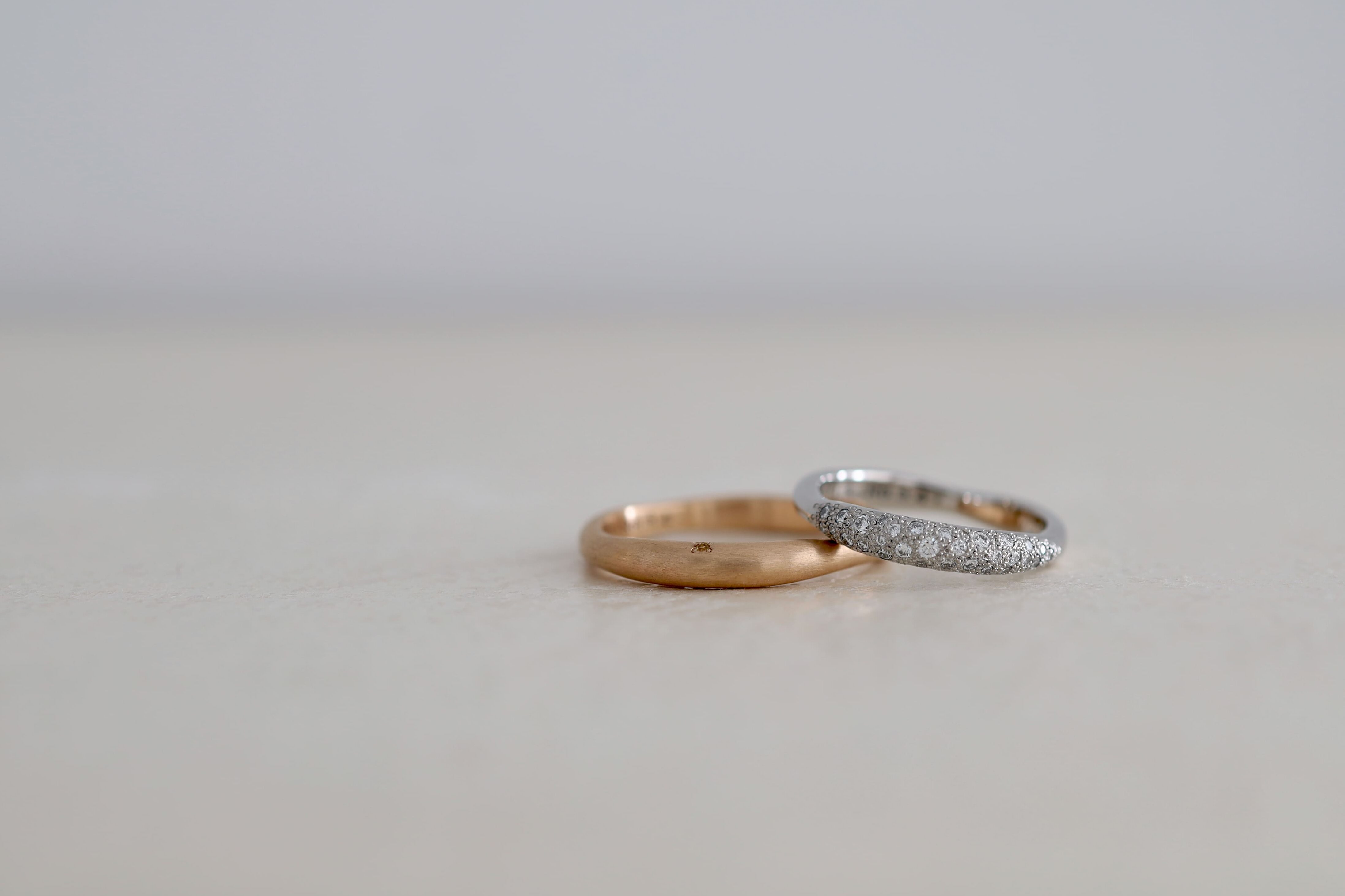 小さいメレダイヤモンドを敷き詰めた結婚指輪のオーダー事例。アトリエタマリが制作したプラチナのフルオーダーの結婚指輪