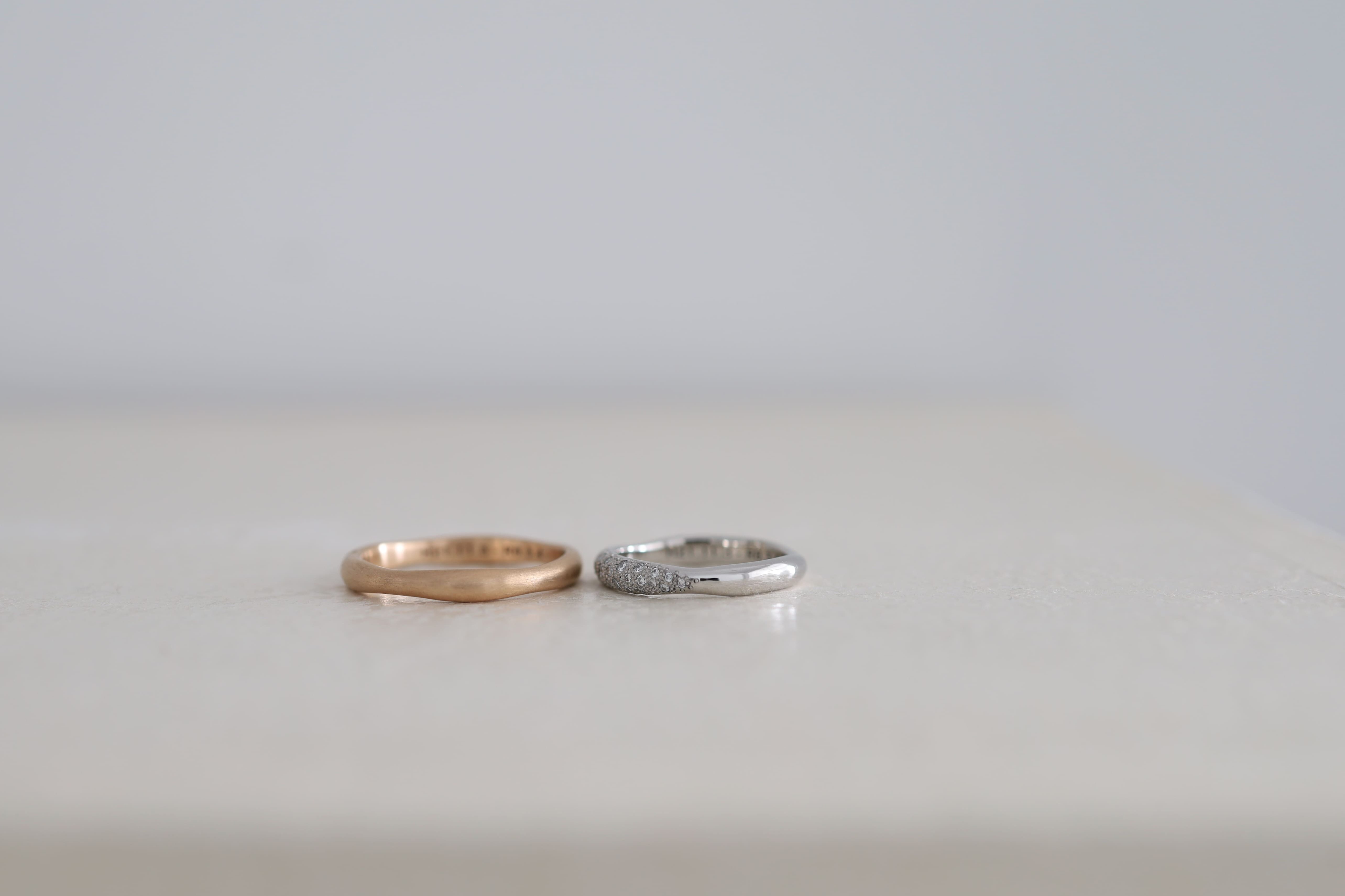 小さいメレダイヤモンドを敷き詰めた結婚指輪のオーダー事例の横から見た写真。アトリエタマリが制作したフルオーダーの結婚指輪