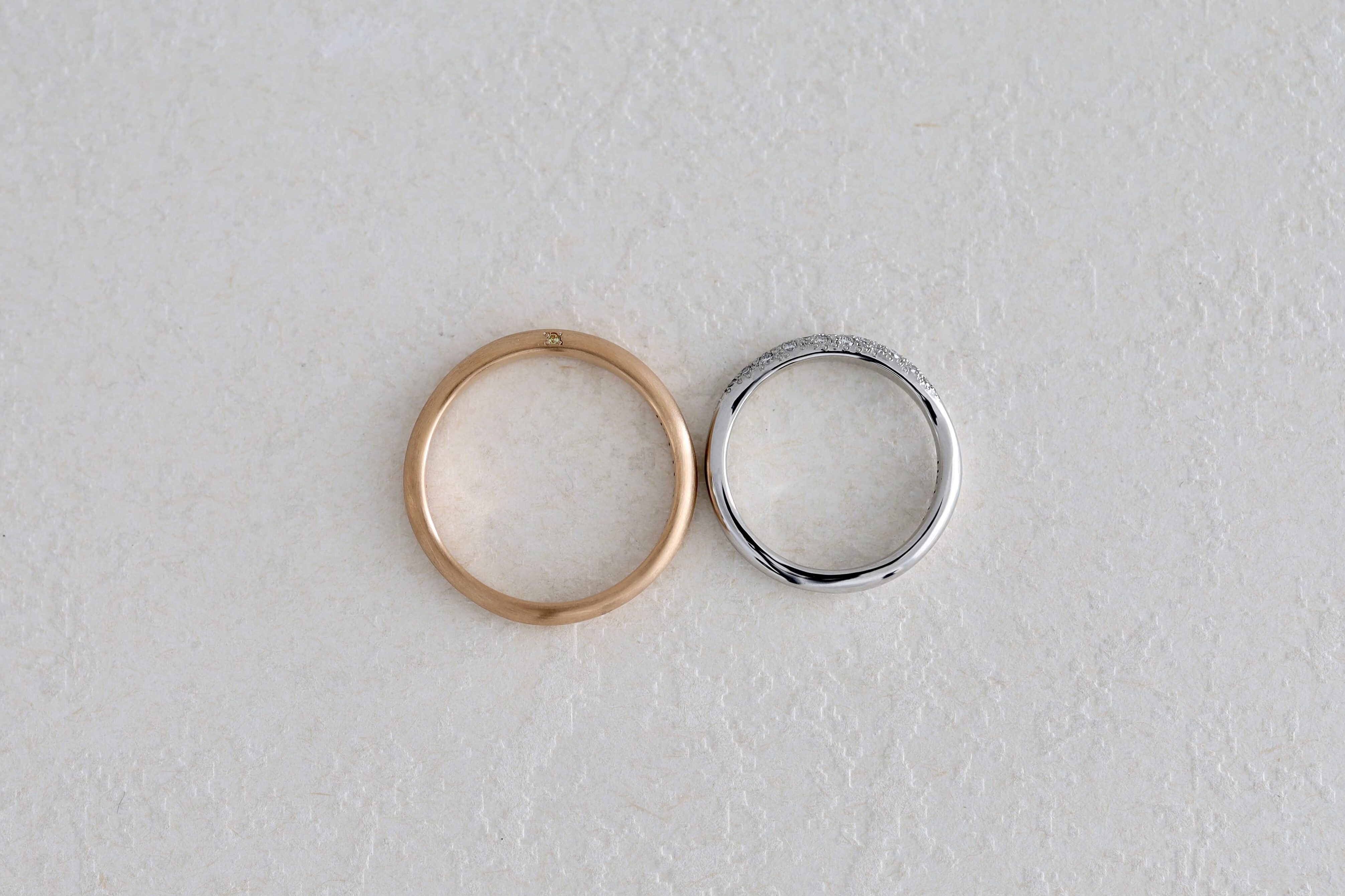 側面にイエローサファイアを留めた結婚指輪のオーダー事例。側面から見た写真。アトリエタマリが制作したフルオーダーの結婚指輪。