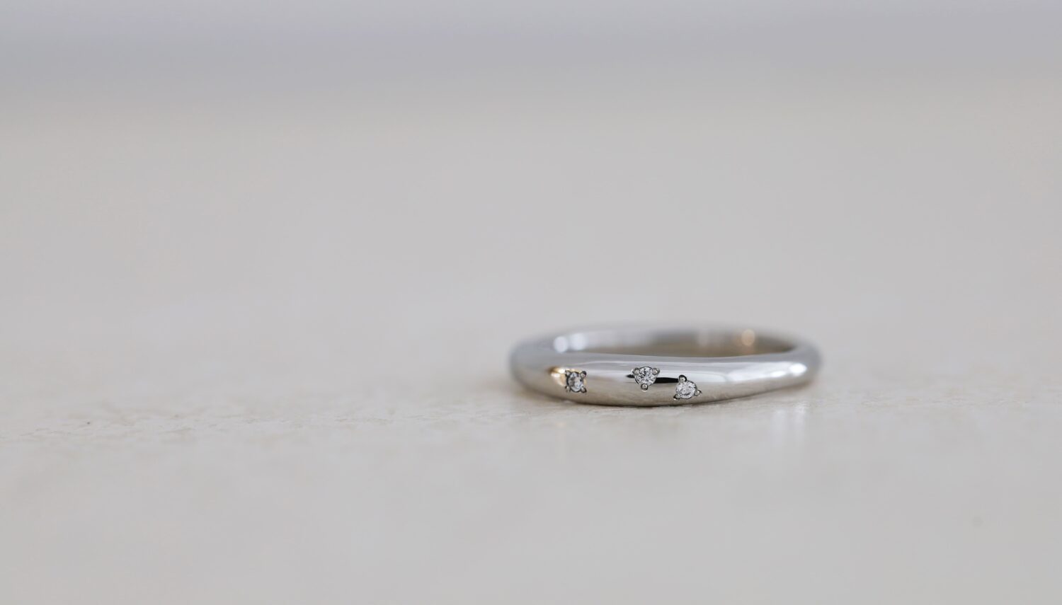 オーダーメイド結婚指輪 プラチナの鏡面仕上げ　甲丸リング　ダイヤモンド3つをランダムセッティング 鏡面仕上げ 手作り 大阪心斎橋・京都オーダーメイドリング アトリエタマリ