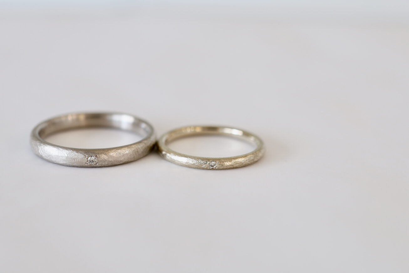 アンティークな雰囲気の結婚指輪　ホワイトゴールドとシャンパンゴールド　ブラウンダイヤ