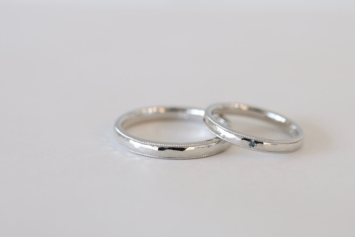 プラチナの艶やかさを感じられる上品な結婚指輪　ミルグレインにつち目を入れて。