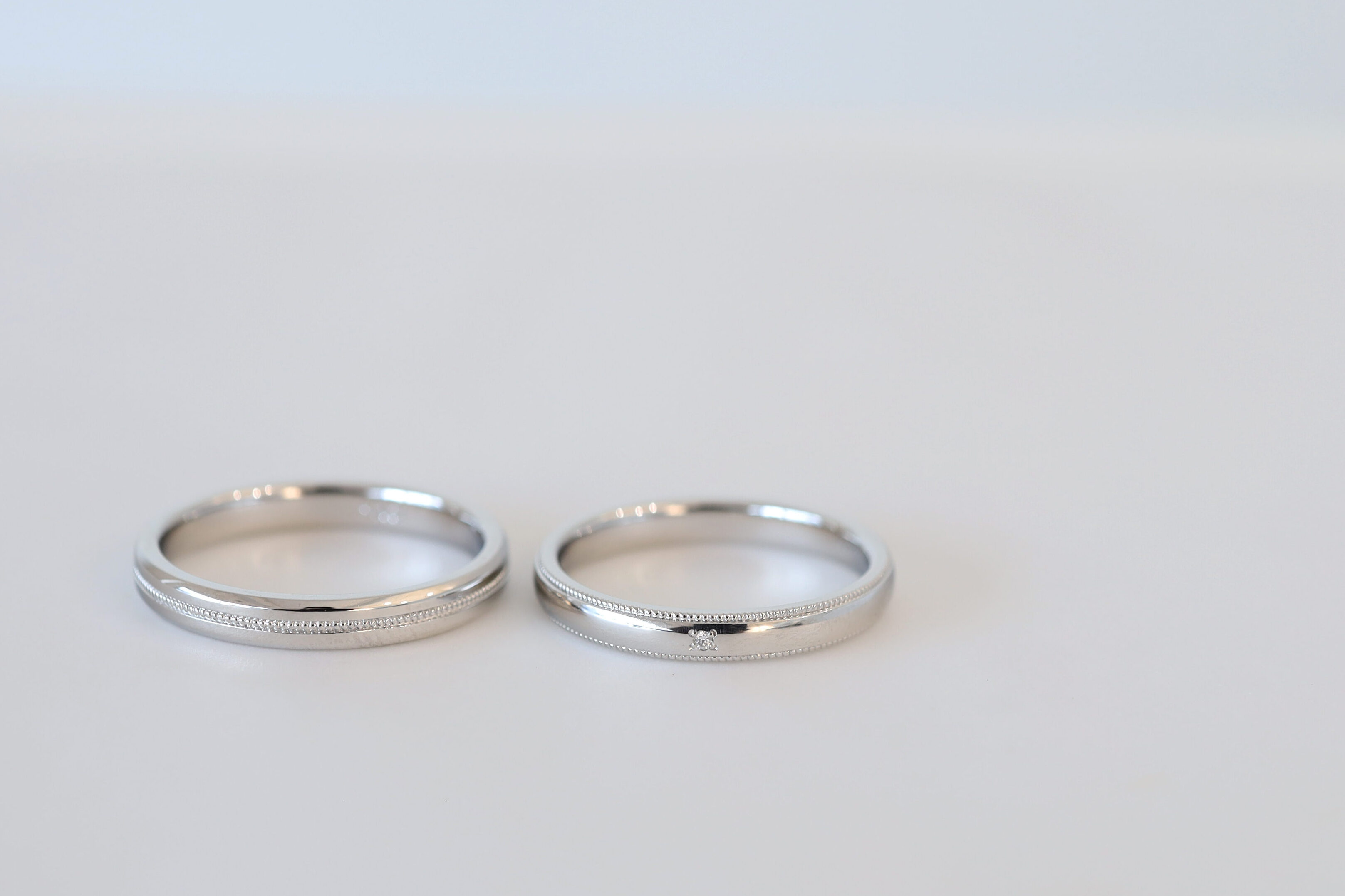 ミルグレインを中央1ラインと、両サイド2ラインでお作りした、プラチナのオーダーメイドの結婚指輪
