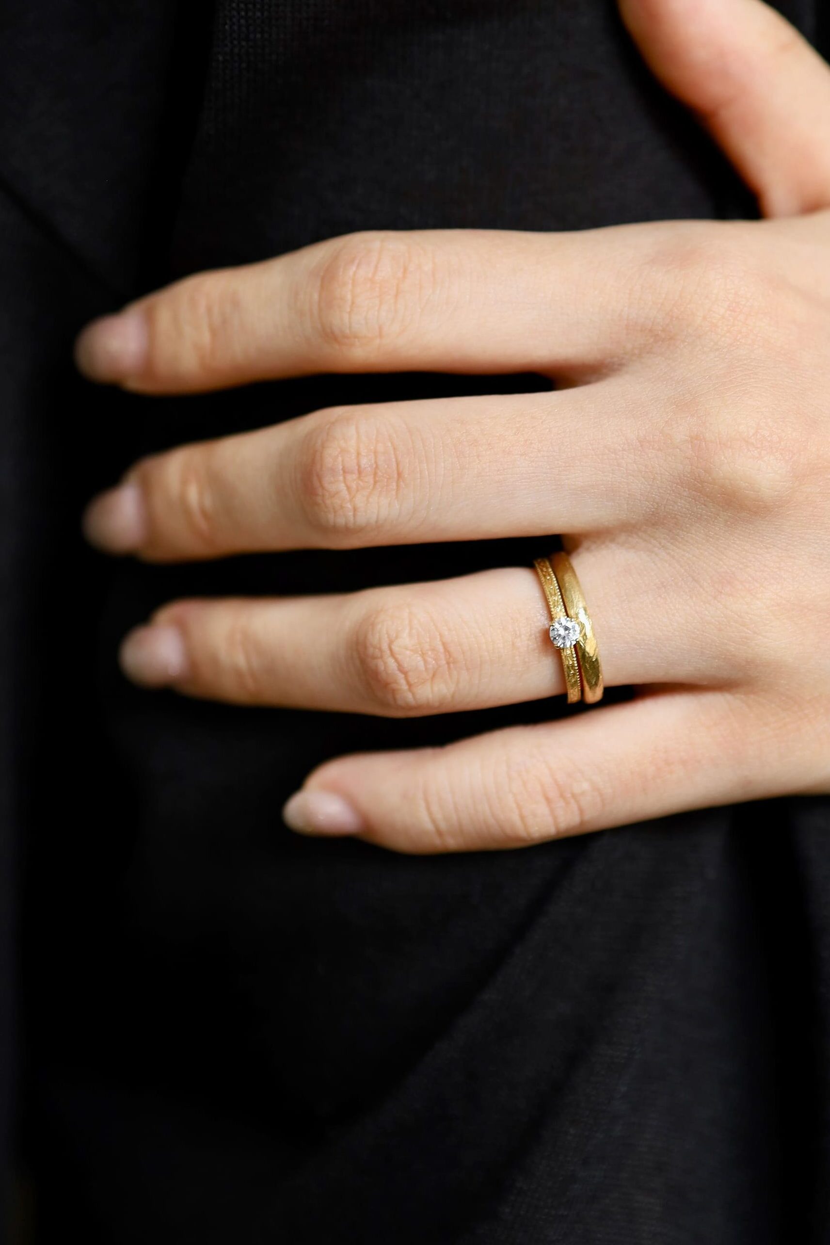 大阪心斎橋・京都オーダーメイドリング アトリエタマリの結婚指輪と婚約指輪を重ねた写真 K18イエローゴールドでまとめたイメージ